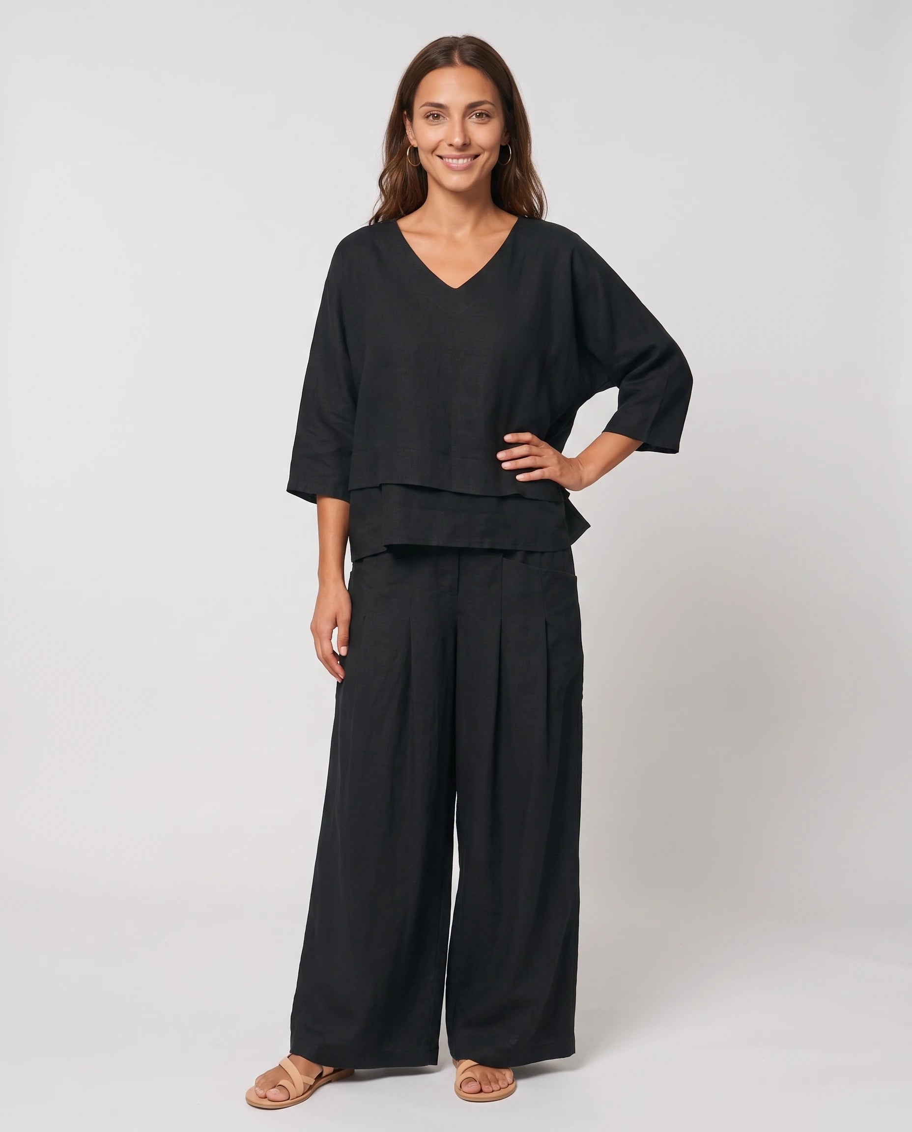 Ensemble top col V à ourlet superposé et pantalon large Isolde — Noir — vue face studio