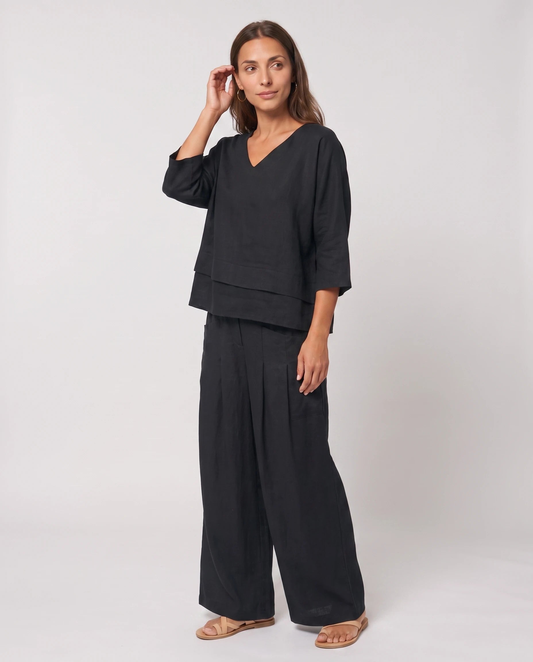 Ensemble top col V à ourlet superposé et pantalon large Isolde — Noir — vue studio pose
