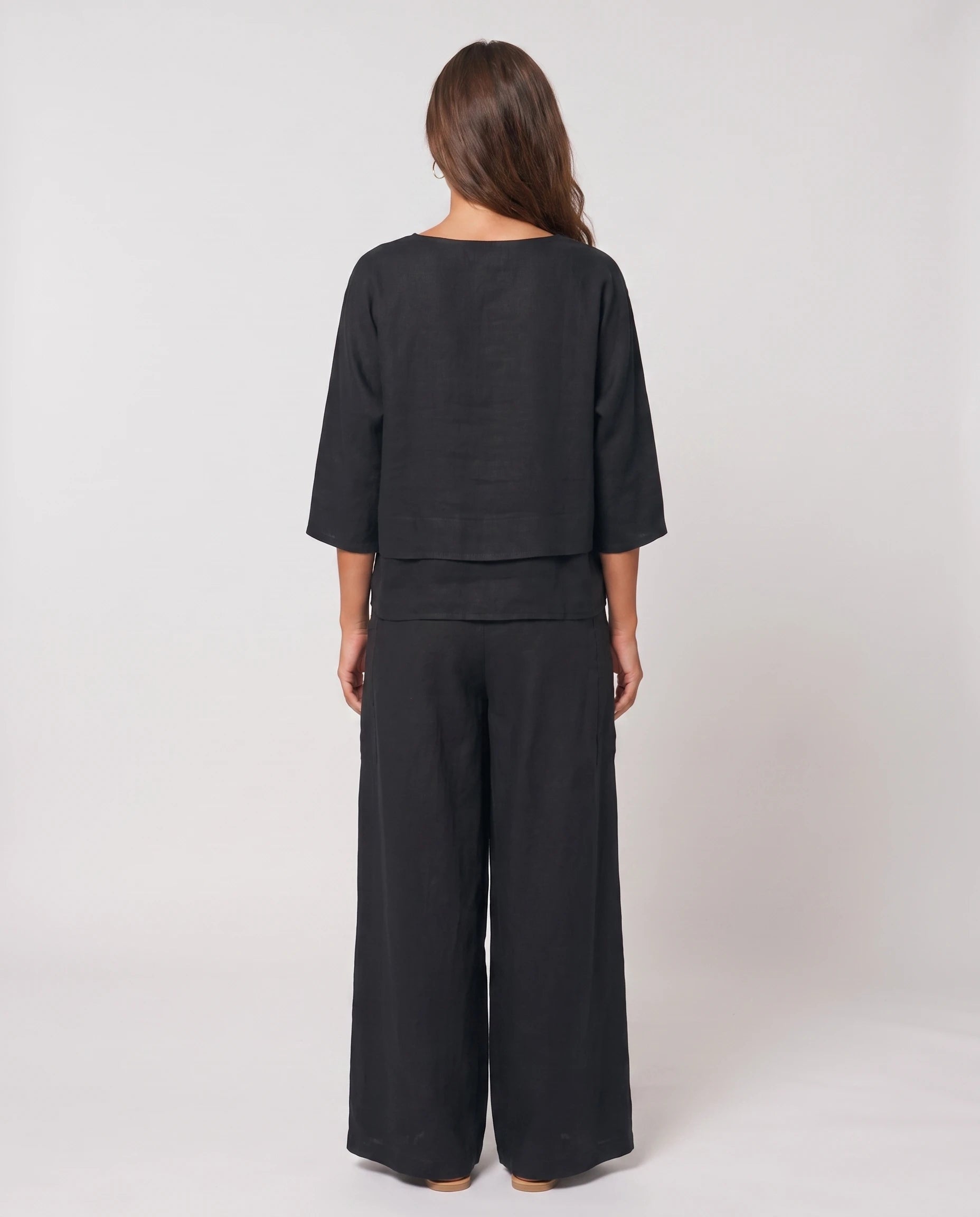 Ensemble top col V à ourlet superposé et pantalon large Isolde — Noir — vue dos studio