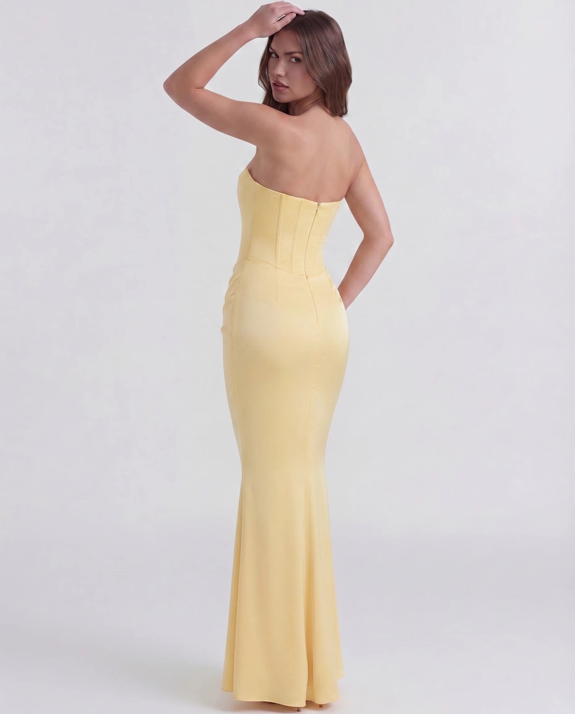 Robe corset jaune beurre dos, regard par-dessus l'épaule
