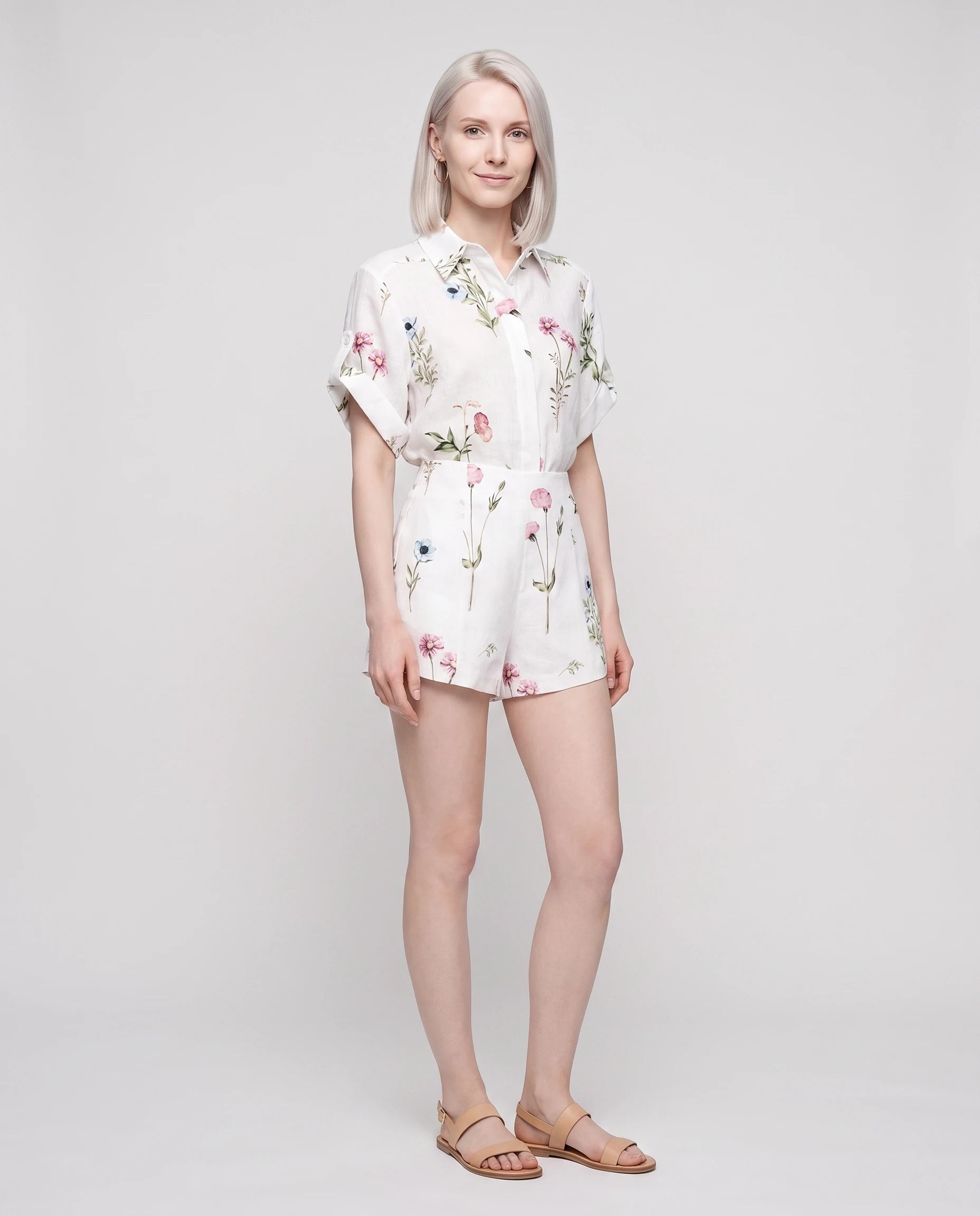 Ensemble chemise fleurie et short taille haute — Josseline — Blanc — vue studio