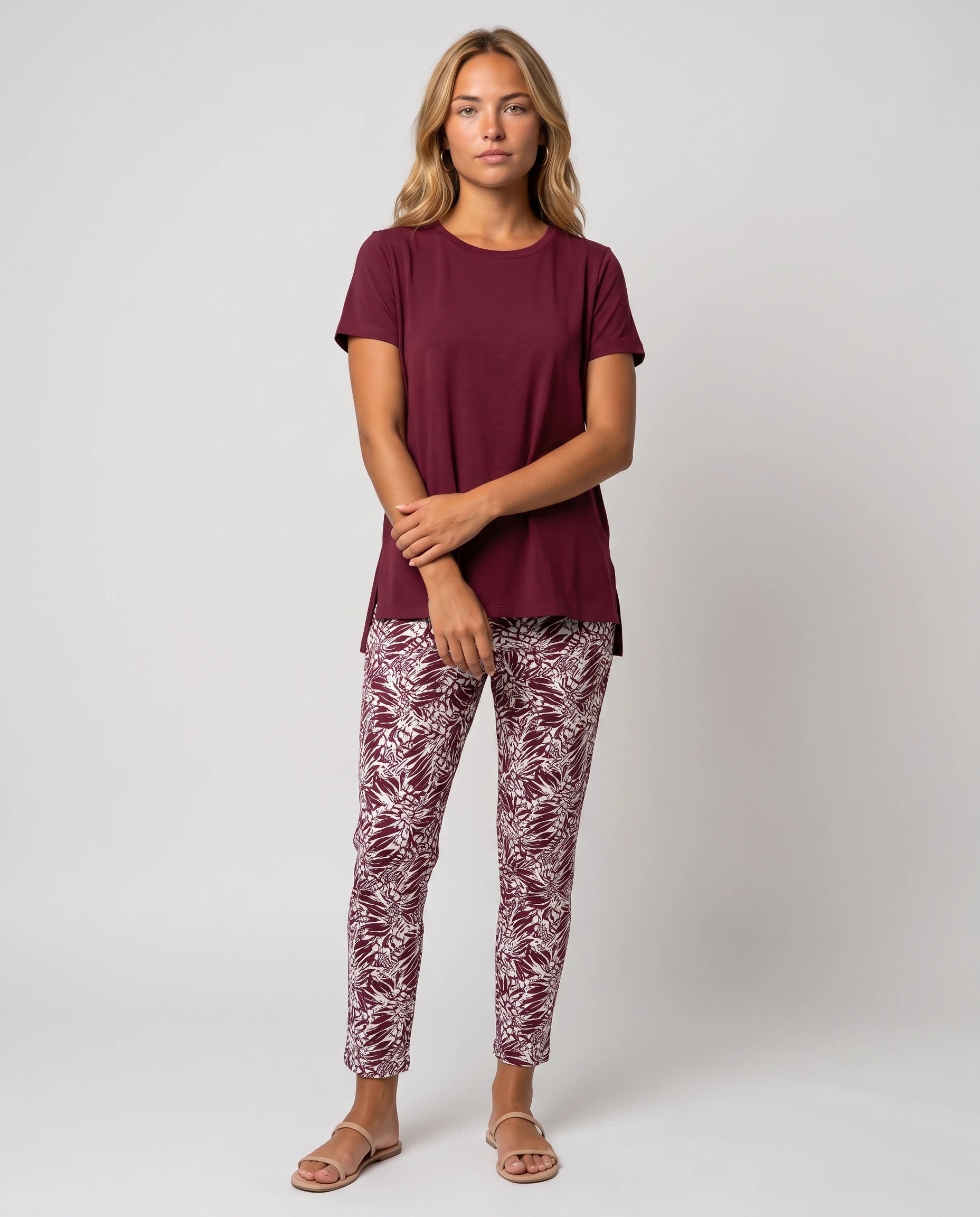 Ensemble top fluide et pantalon slim imprimé Léonore — Bordeaux — vue face studio