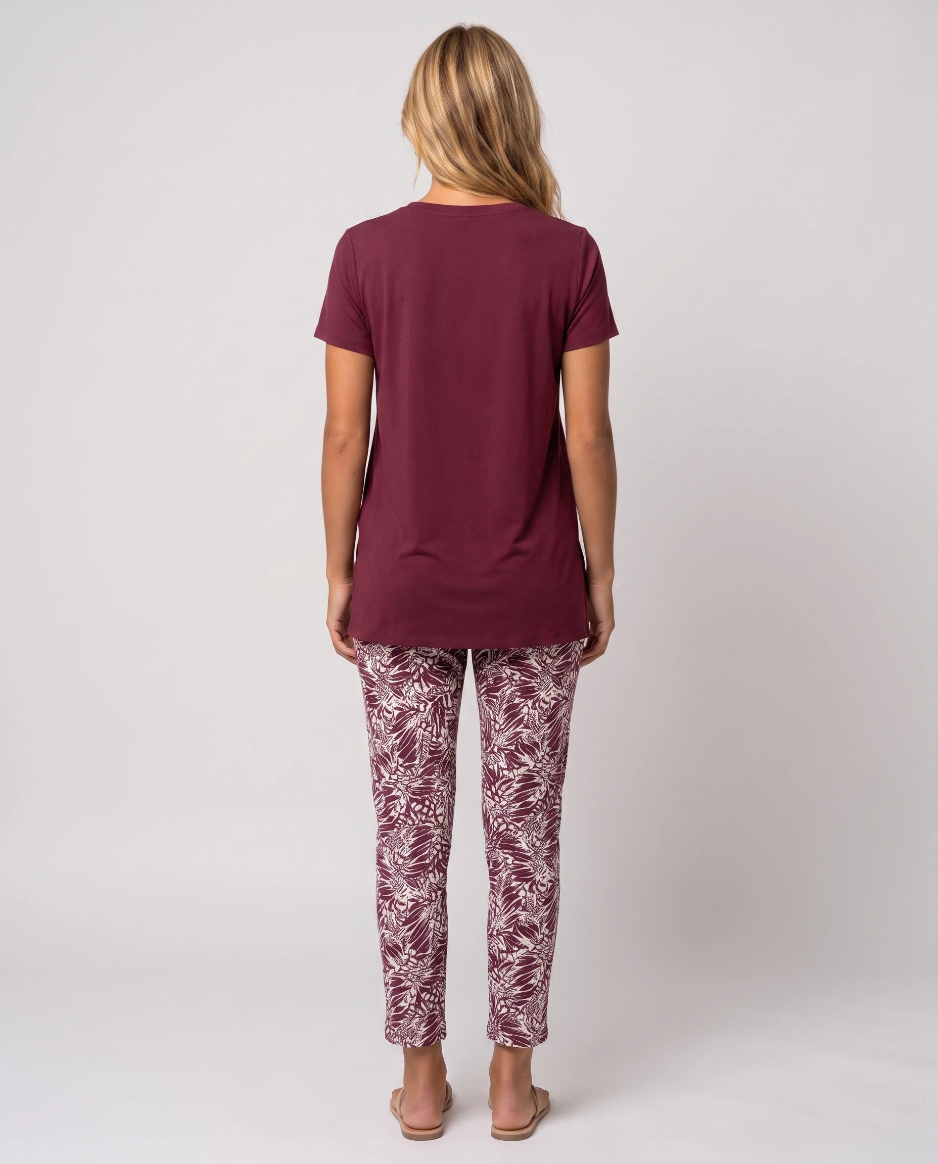 Ensemble top fluide et pantalon slim imprimé Léonore — Bordeaux — vue dos studio