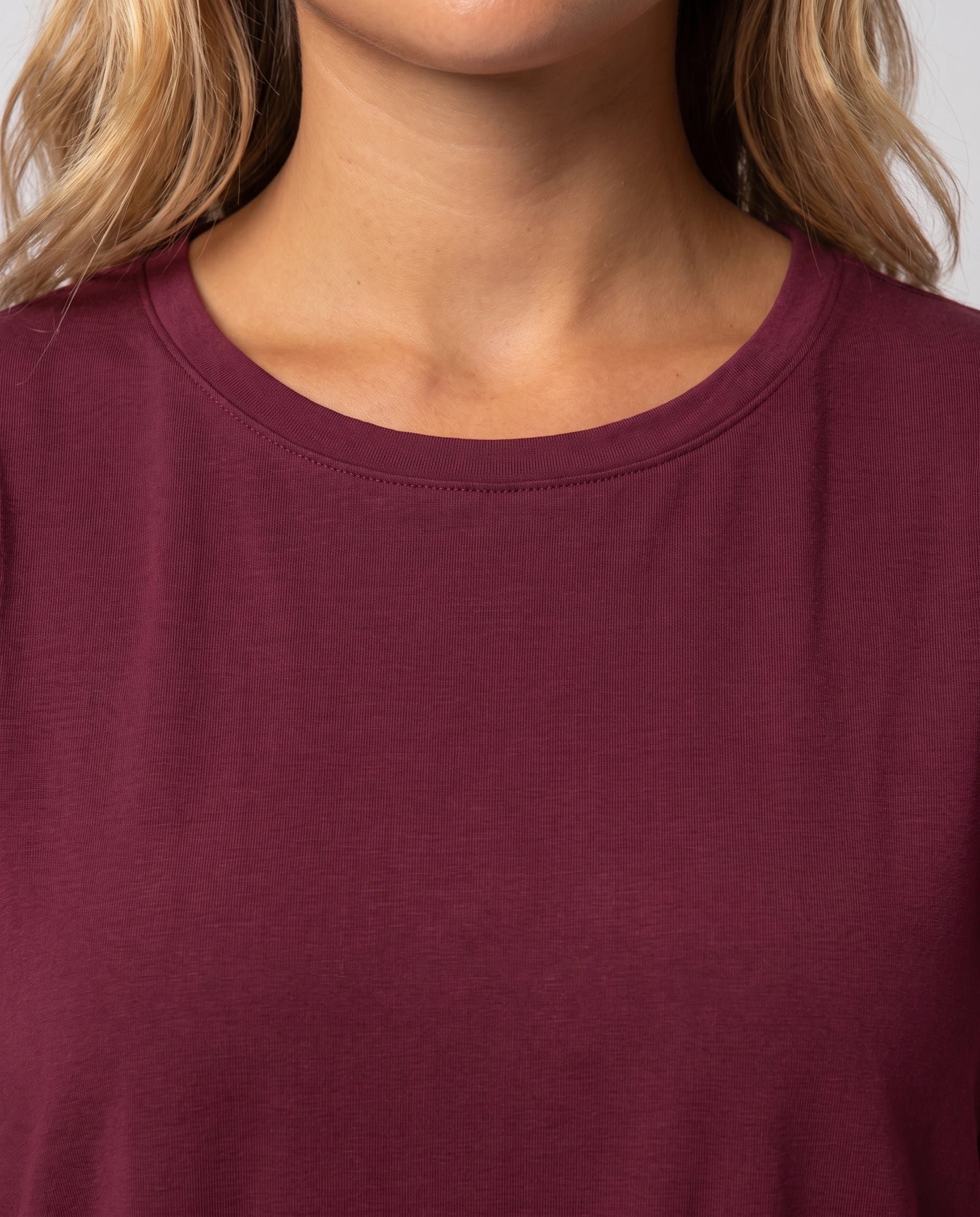 Ensemble top fluide et pantalon slim imprimé Léonore — Bordeaux — détail col rond et imprimé