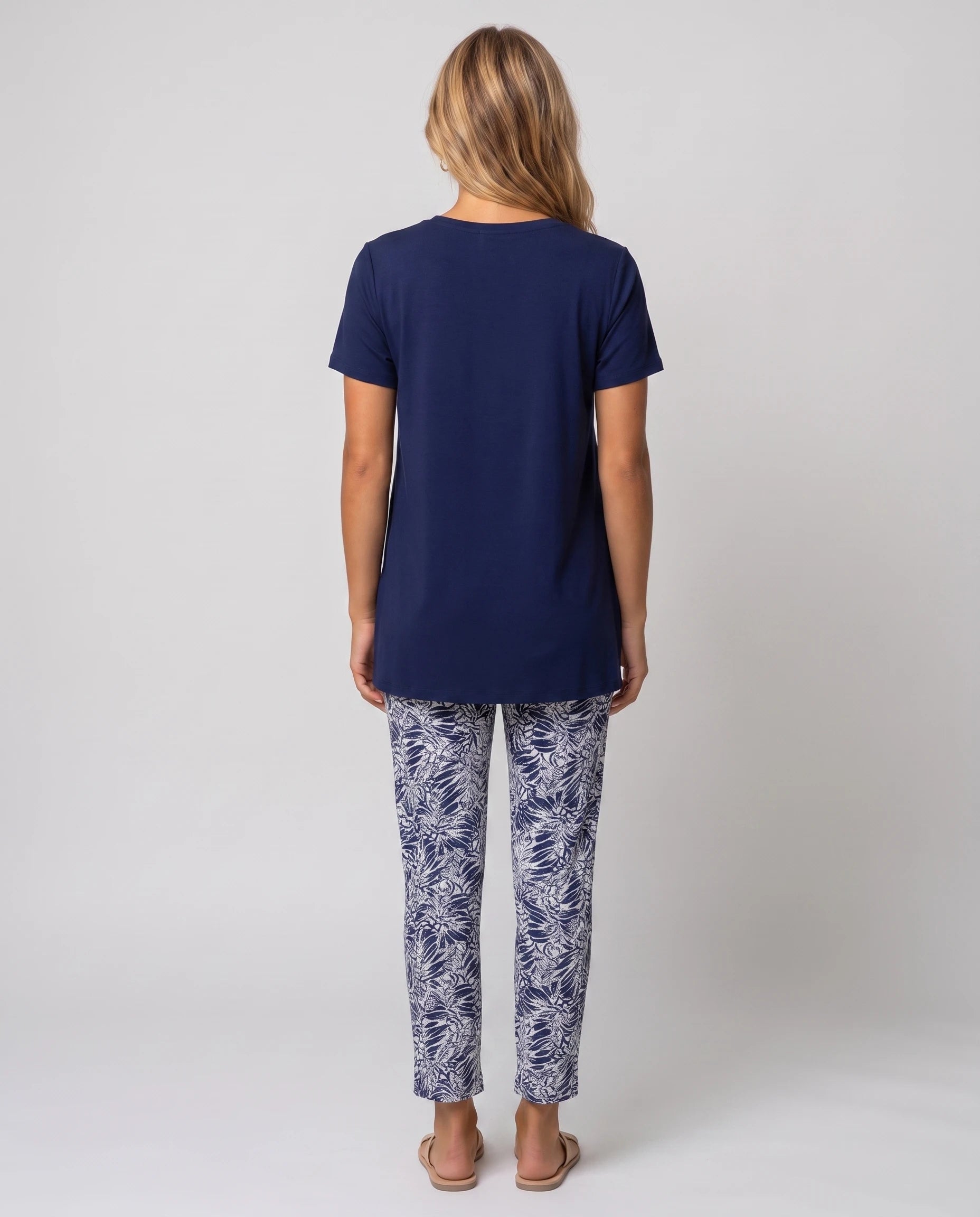 Ensemble top fluide et pantalon slim imprimé Léonore — Bleu Marine — vue dos studio