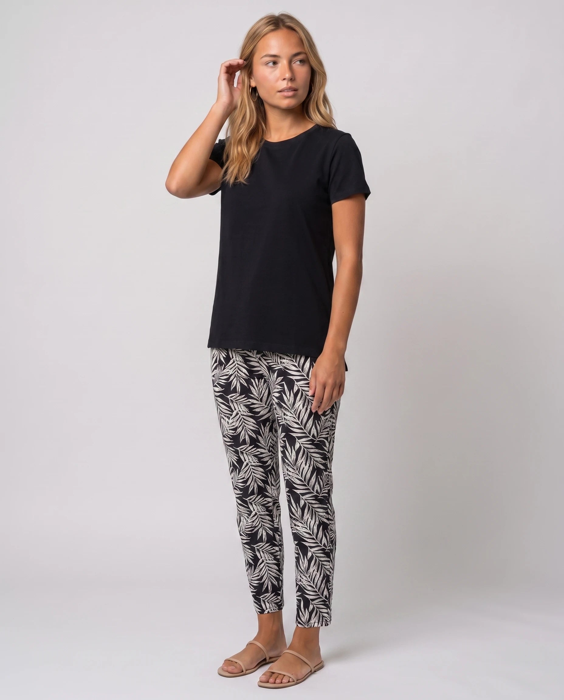 Ensemble top fluide et pantalon slim imprimé Léonore — Noir — vue studio pose