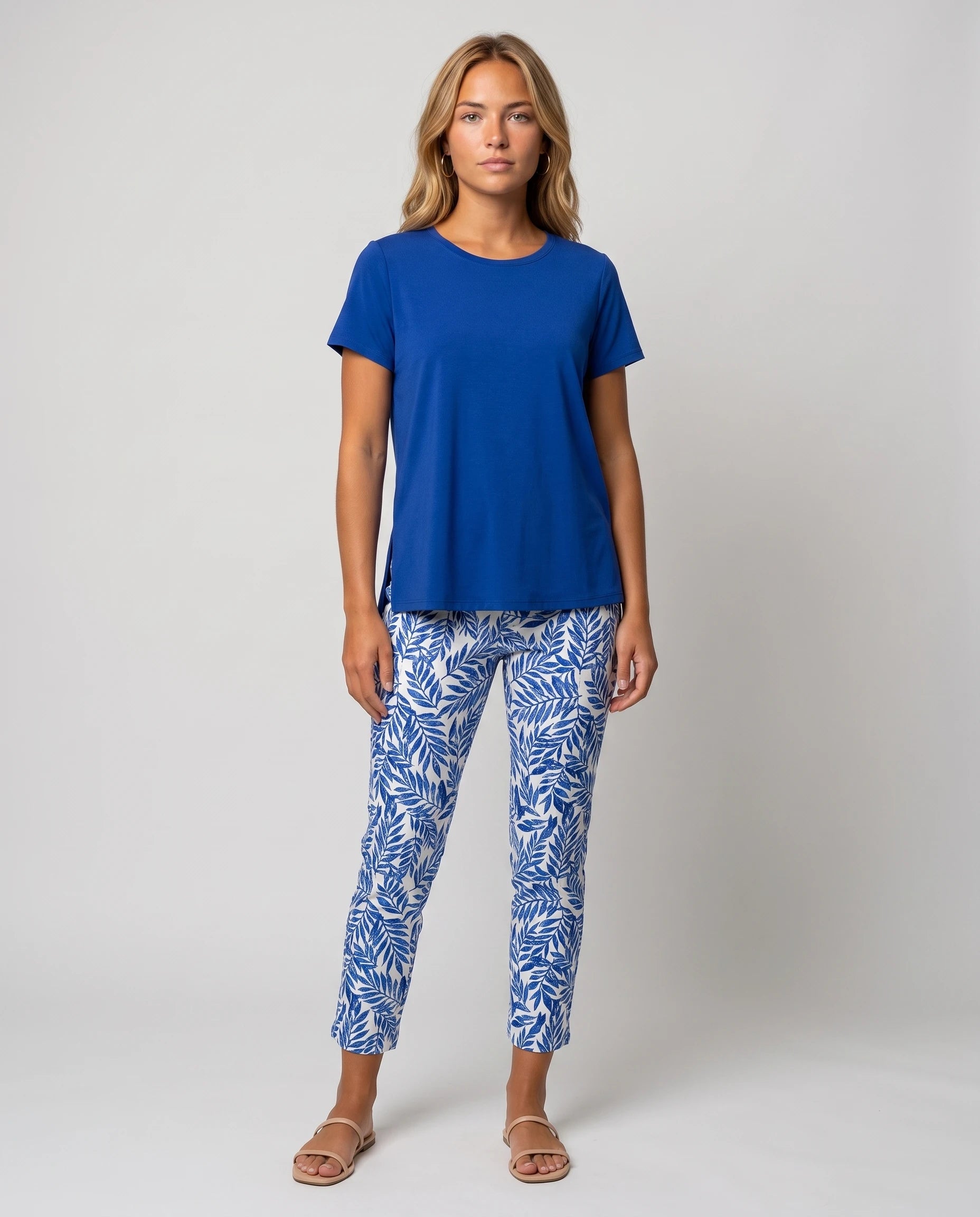 Ensemble top fluide et pantalon slim imprimé Léonore — Bleu Roi — vue face studio