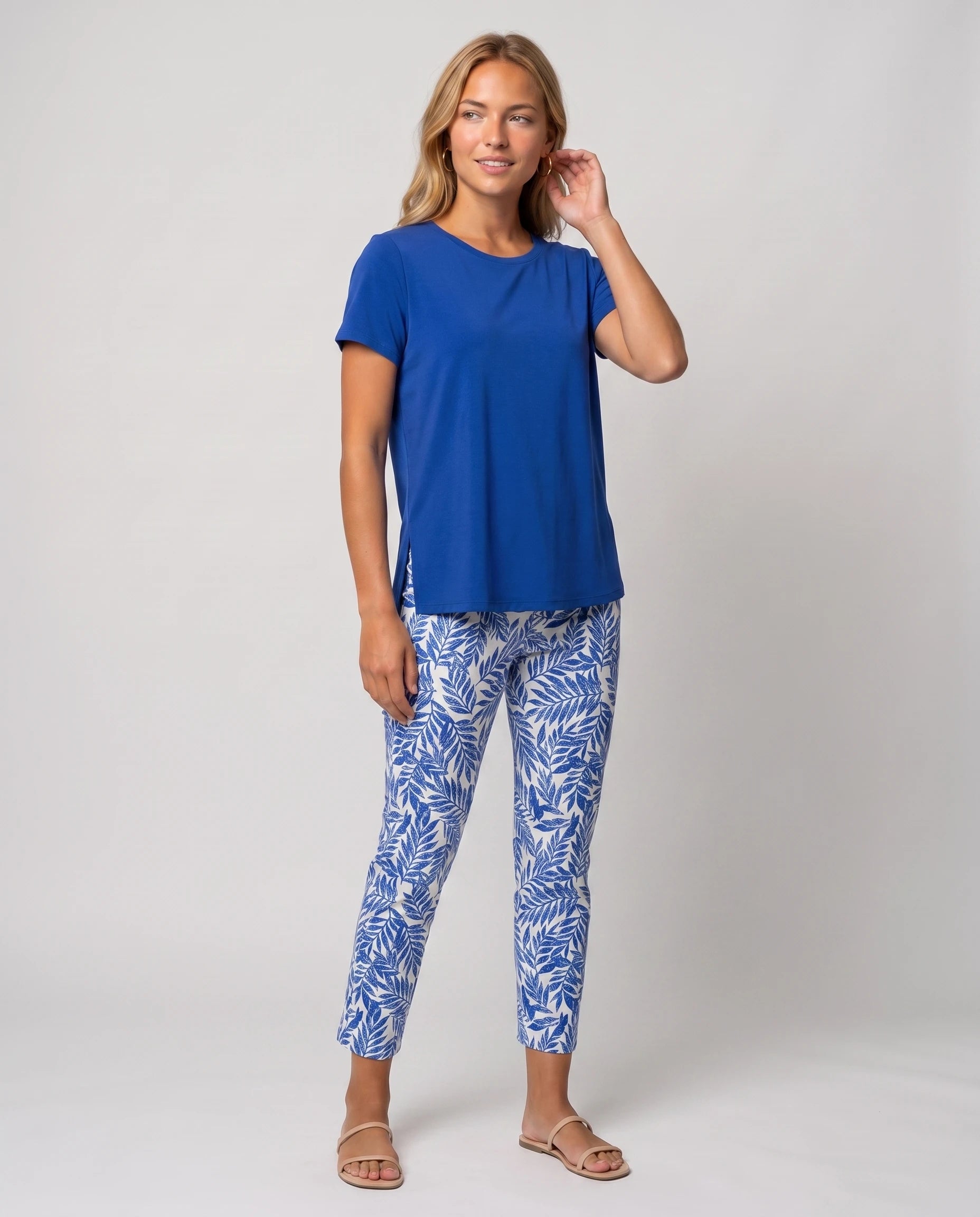 Ensemble top fluide et pantalon slim imprimé Léonore — Bleu Roi — vue studio pose