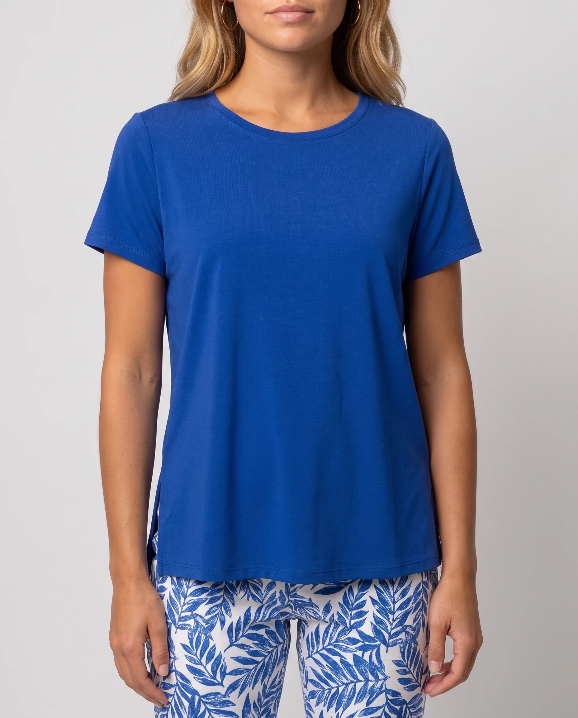 Ensemble top fluide et pantalon slim imprimé Léonore — Bleu Roi — détail col rond et imprimé