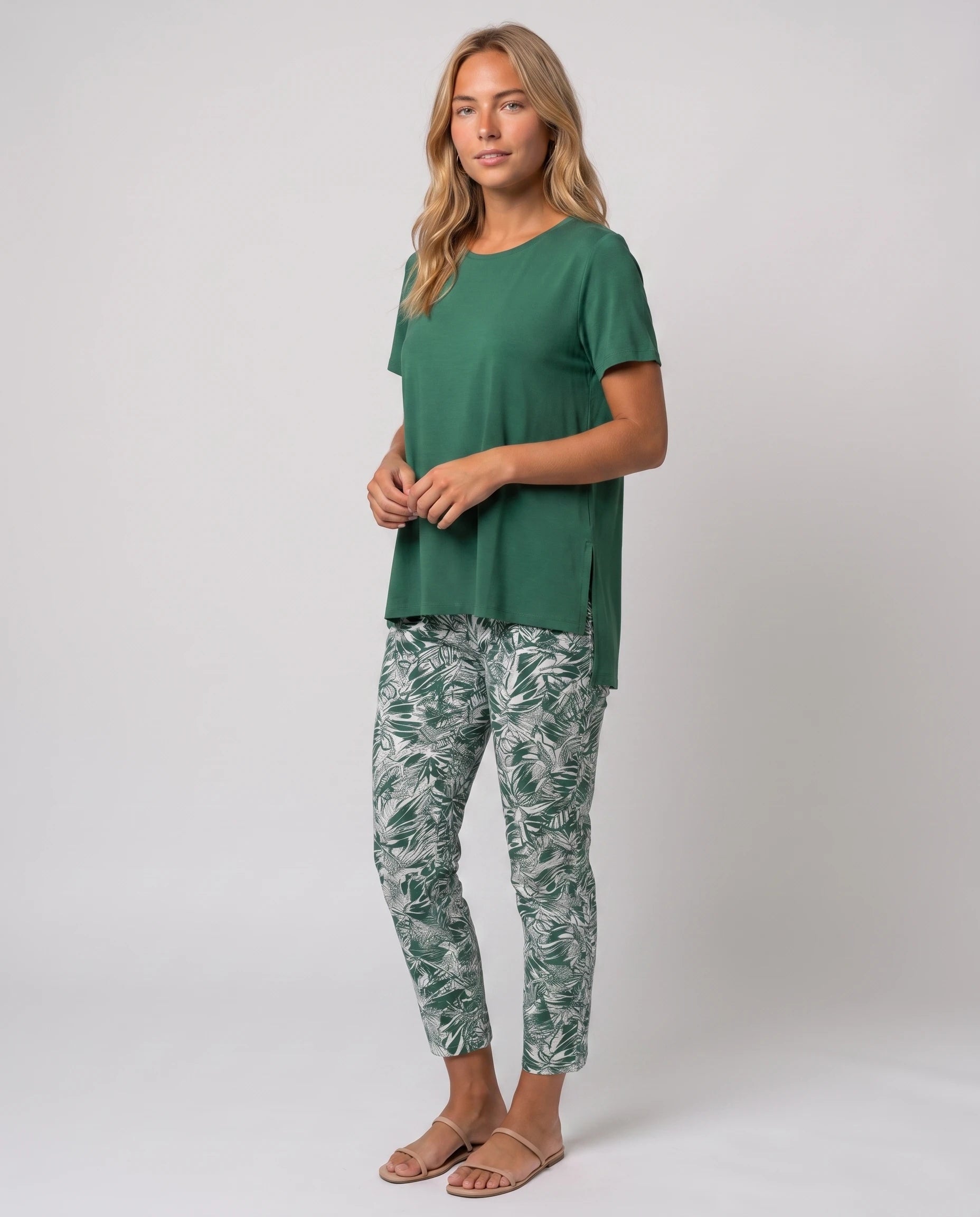 Ensemble top fluide et pantalon slim imprimé Léonore — Vert — vue studio pose