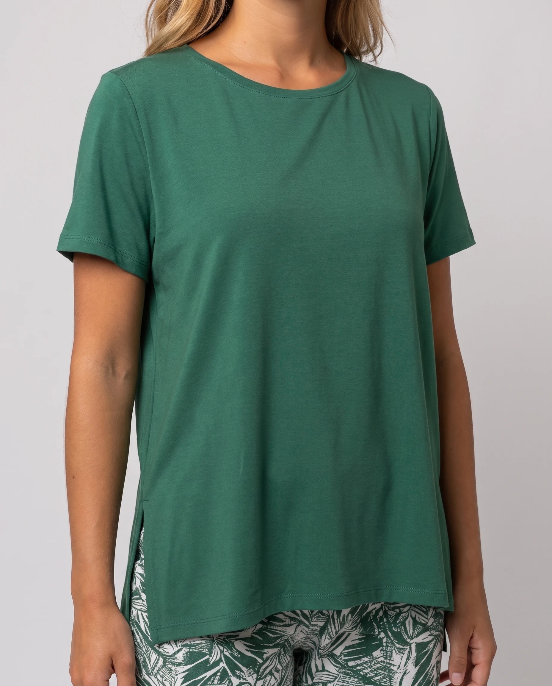 Ensemble top fluide et pantalon slim imprimé Léonore — Vert — détail col rond et imprimé