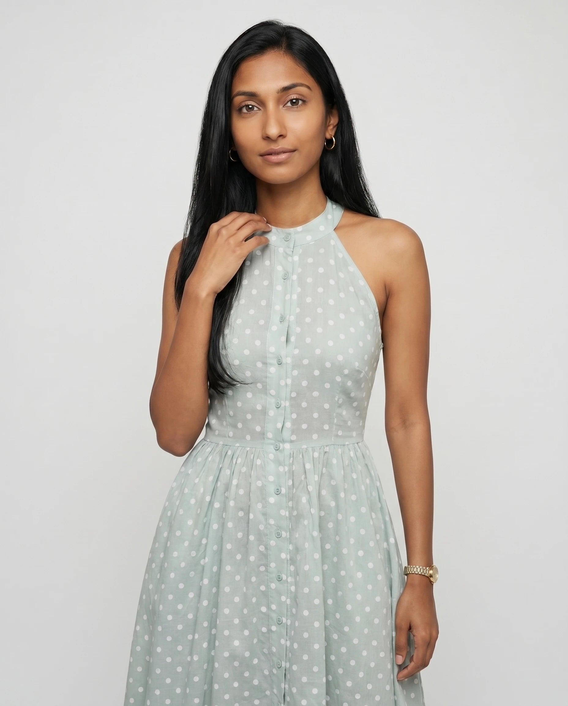 Robe midi à pois Vert Pistache — Madeleine — détail buste col halter et boutonnage