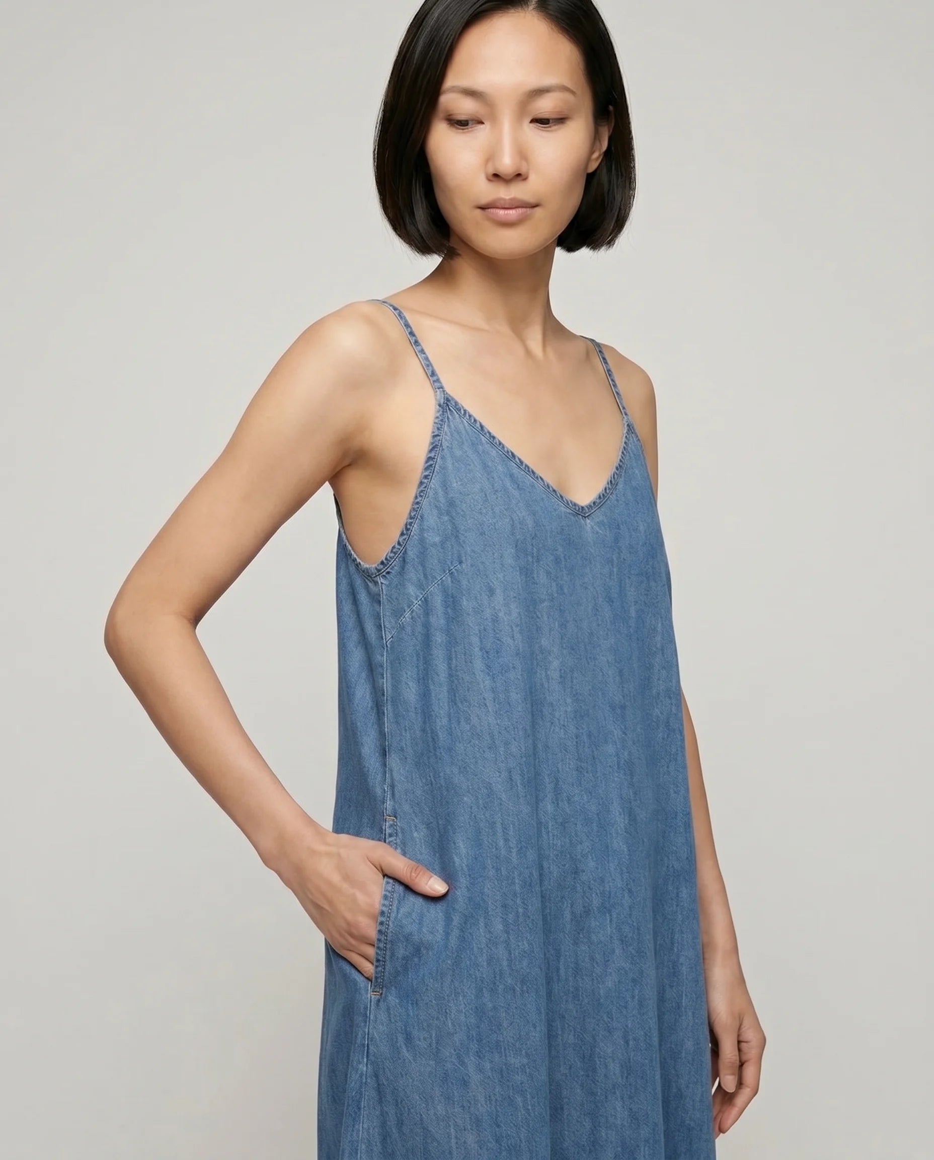 Robe longue en jean bleu denim — Margot, détail buste et bretelles