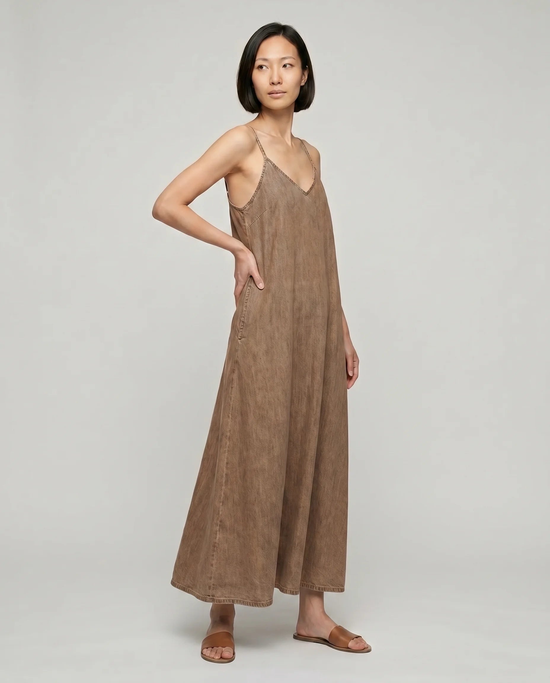 Robe longue en jean marron café — Margot, vue trois-quarts