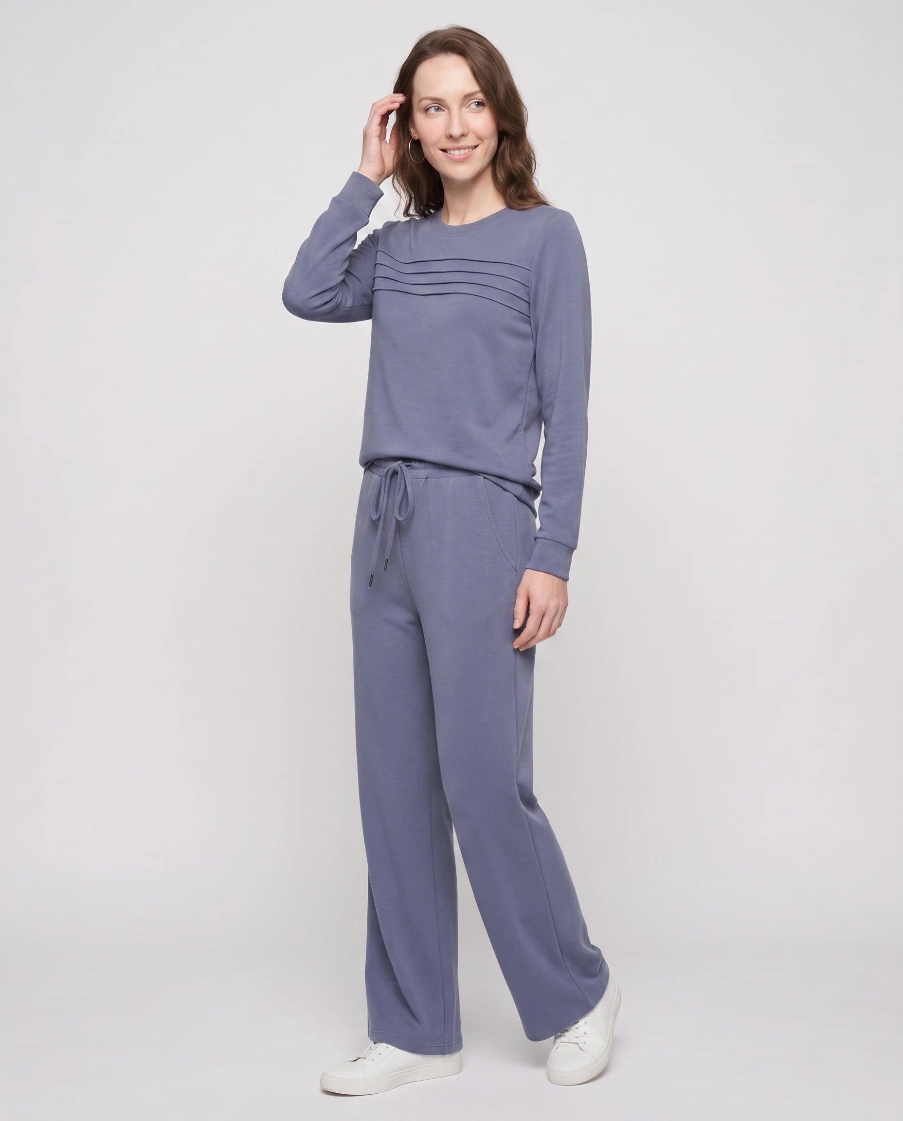 Ensemble haut col rond nervuré et pantalon large Maylis — Bleu — vue studio pose