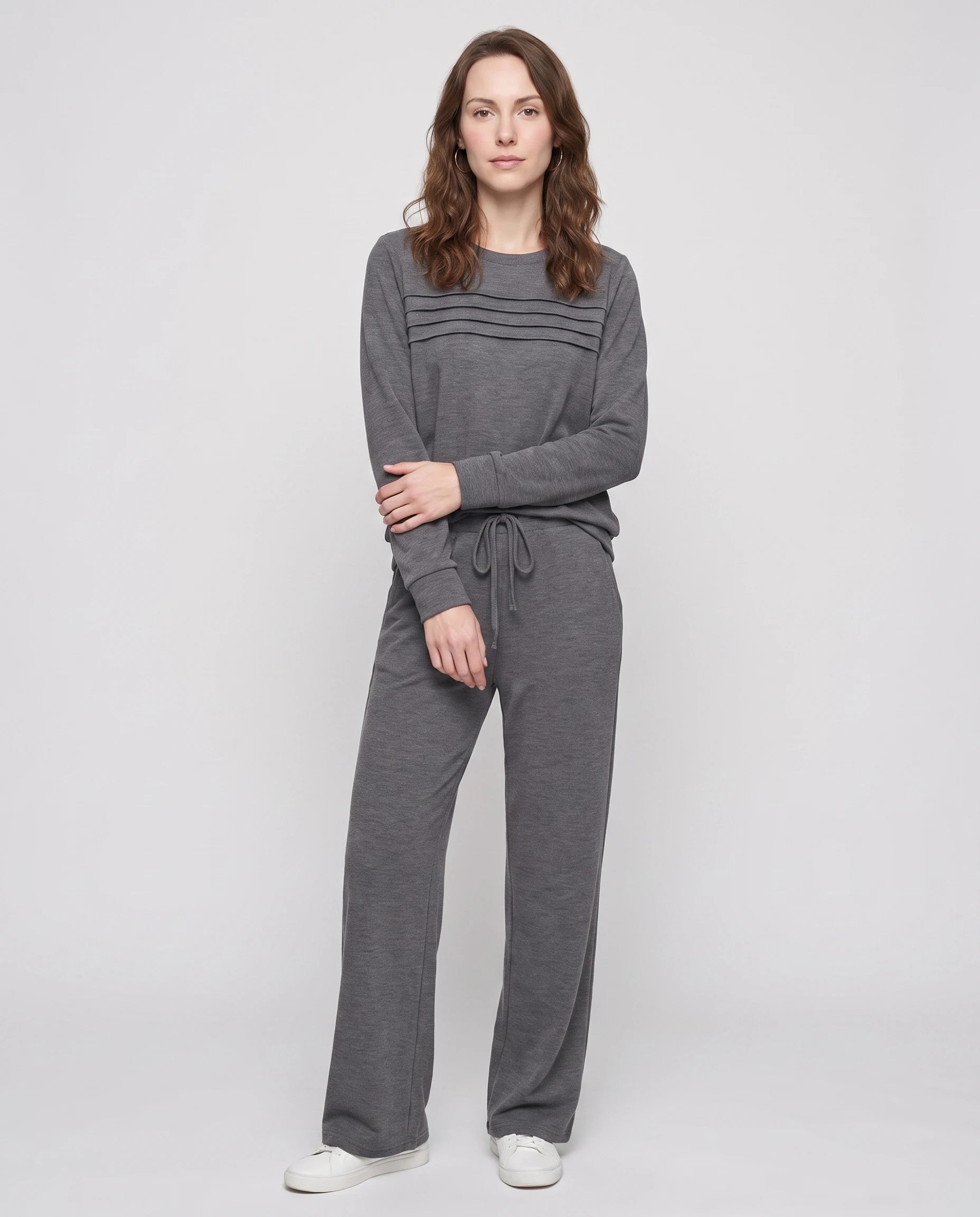 Ensemble haut col rond nervuré et pantalon large Maylis — Gris — vue face studio