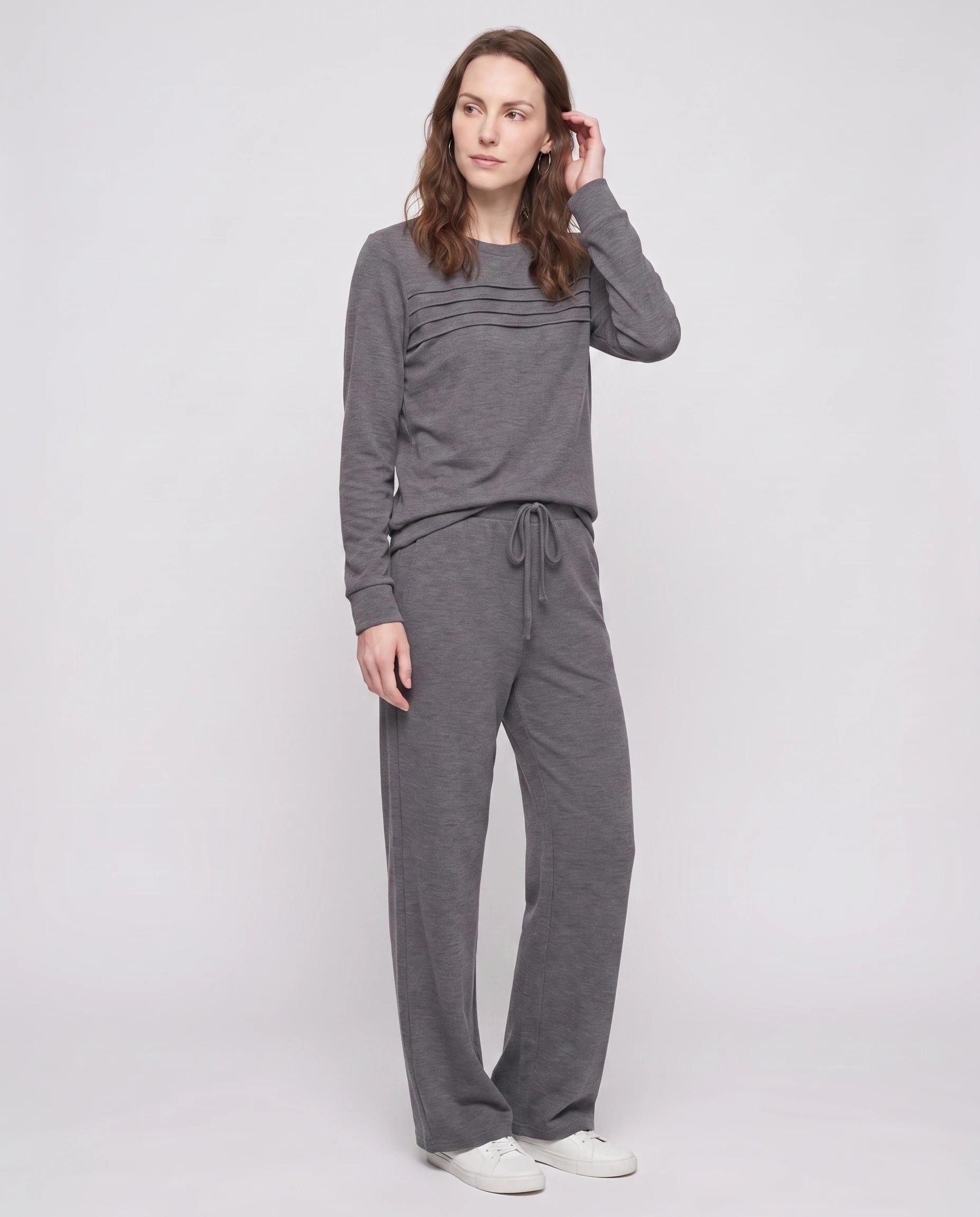 Ensemble haut col rond nervuré et pantalon large Maylis — Gris — vue studio pose