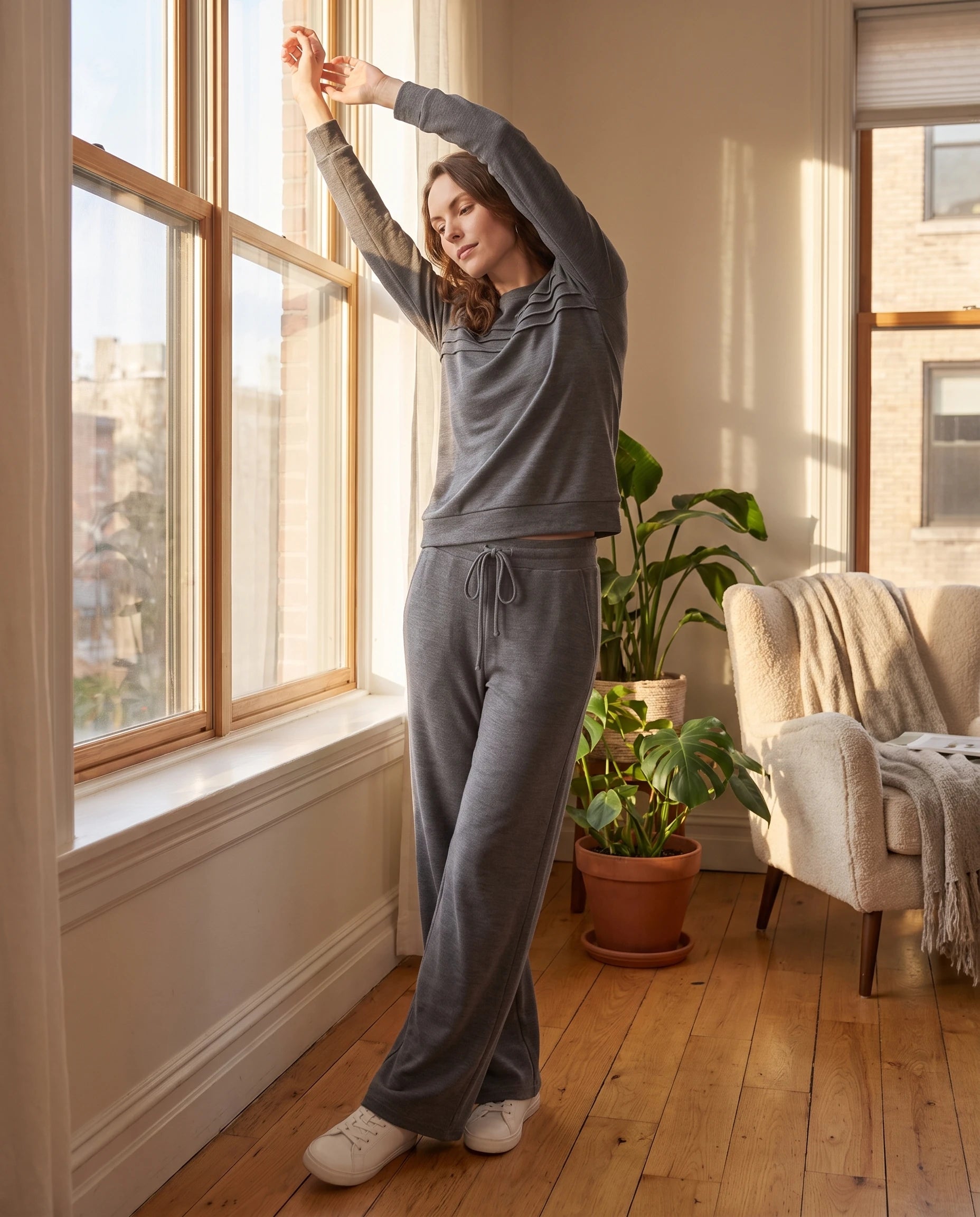 Ensemble haut col rond nervuré et pantalon large Maylis — Gris — portée, lifestyle