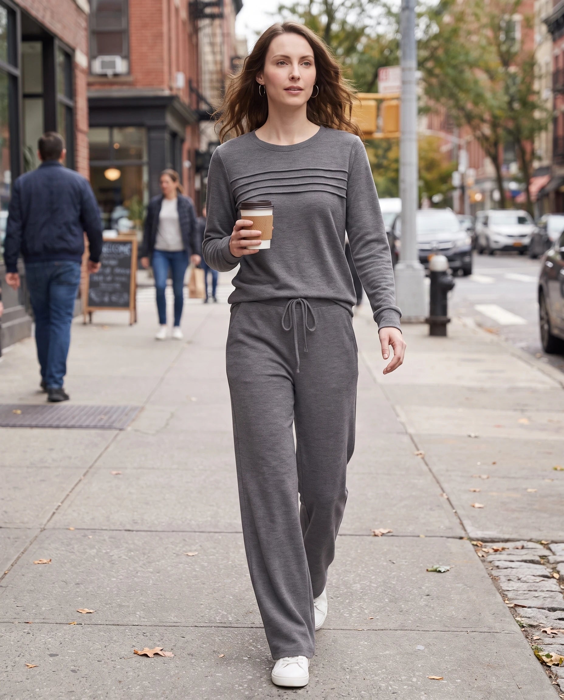 Ensemble haut col rond nervuré et pantalon large Maylis — Gris — portée, lifestyle 2