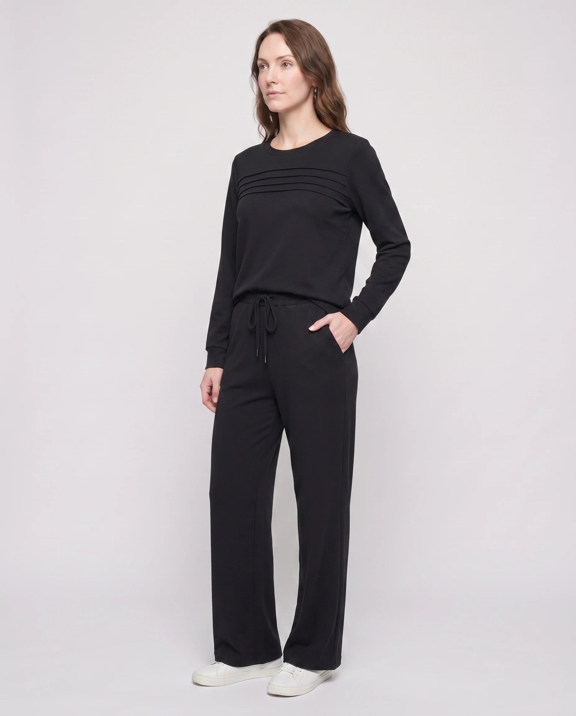 Ensemble haut col rond nervuré et pantalon large Maylis — Noir — vue studio pose