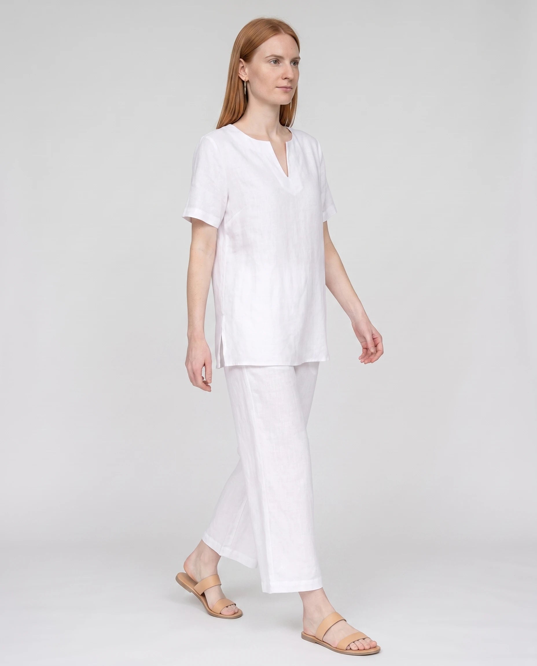 Ensemble tunique col V et pantalon 7/8 en coton-lin Ismérie — Blanc — vue studio pose