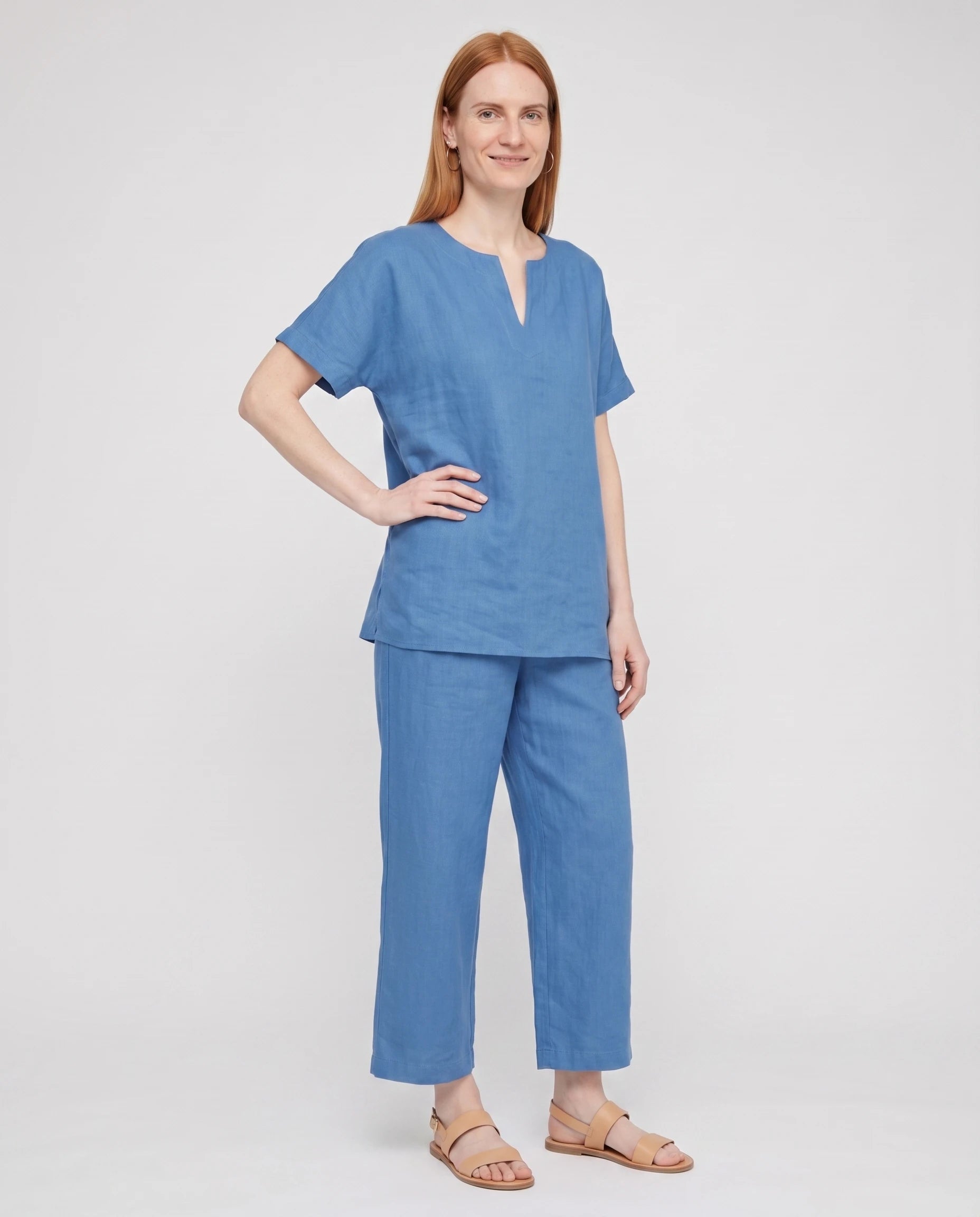 Ensemble tunique col V et pantalon 7/8 en coton-lin Ismérie — Bleu — vue studio pose