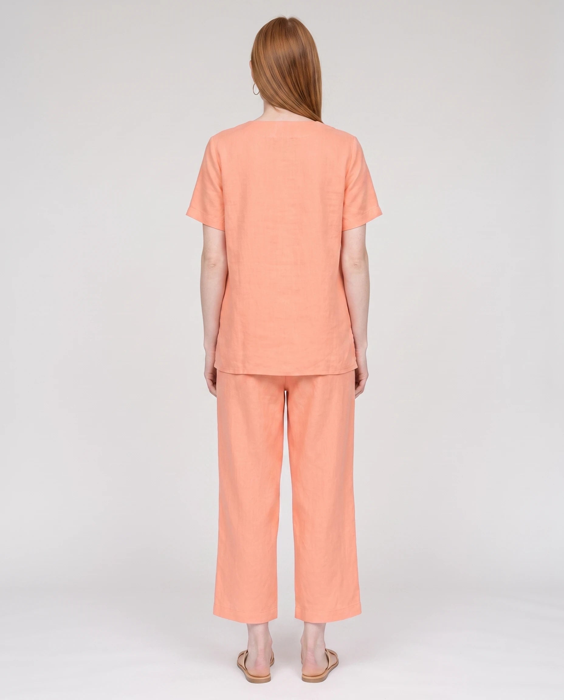 Ensemble tunique col V et pantalon 7/8 en coton-lin Ismérie — Corail — vue dos studio