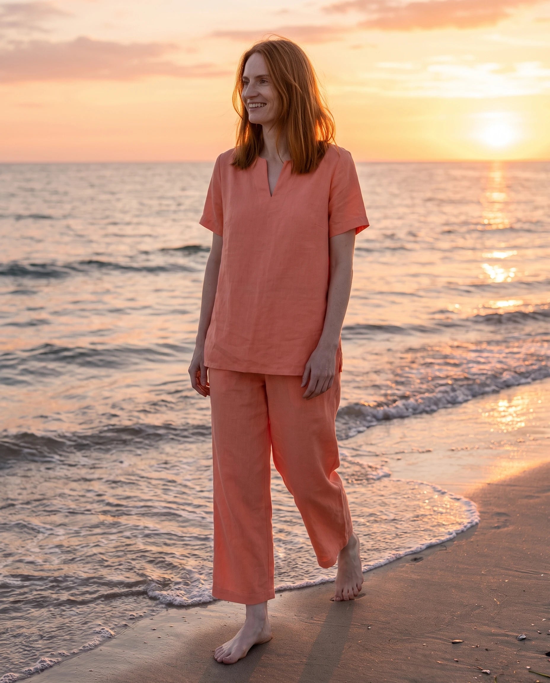 Ensemble tunique col V et pantalon 7/8 en coton-lin Ismérie — Corail — portée, lifestyle