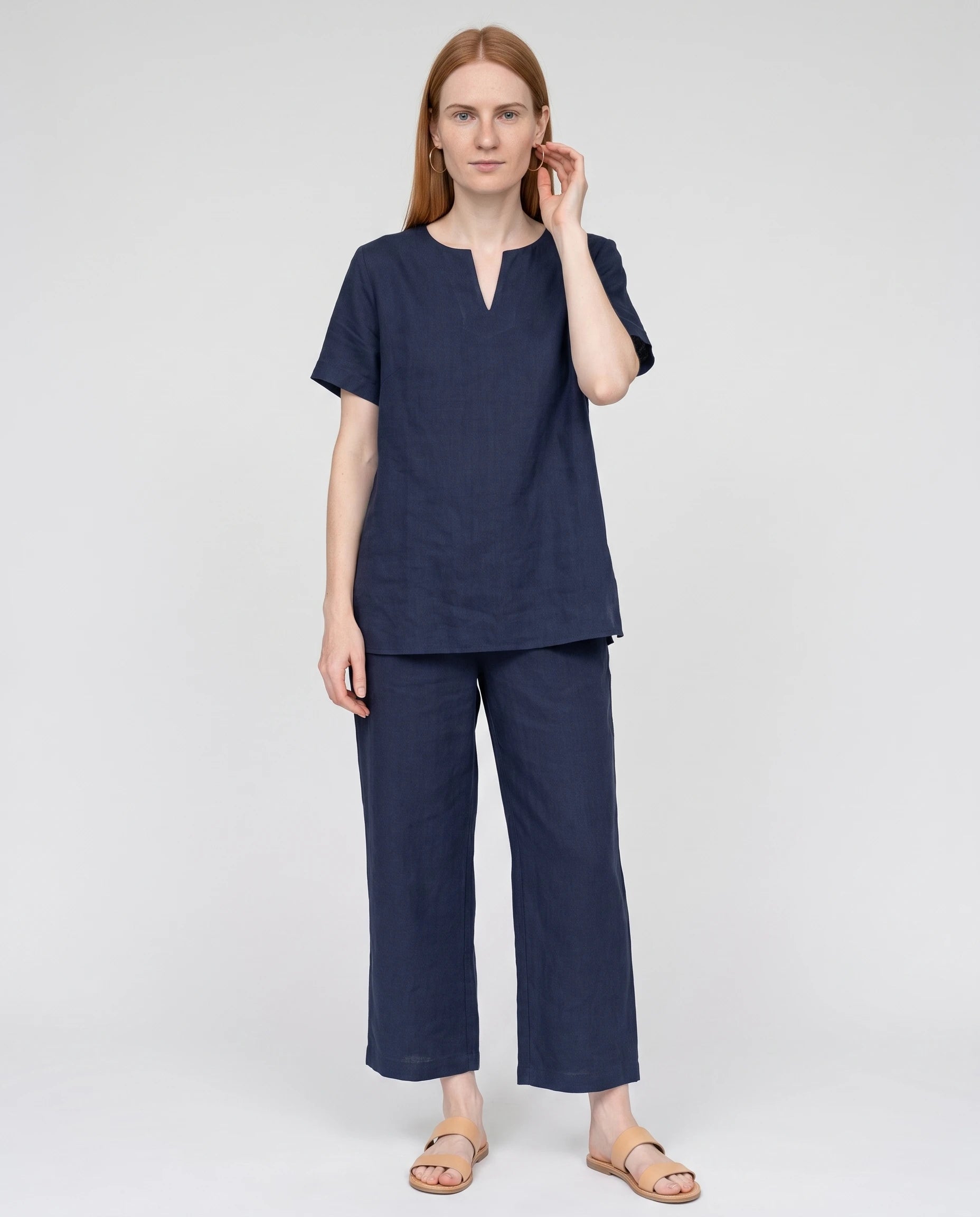 Ensemble tunique col V et pantalon 7/8 en coton-lin Ismérie — Bleu Marine — vue face studio