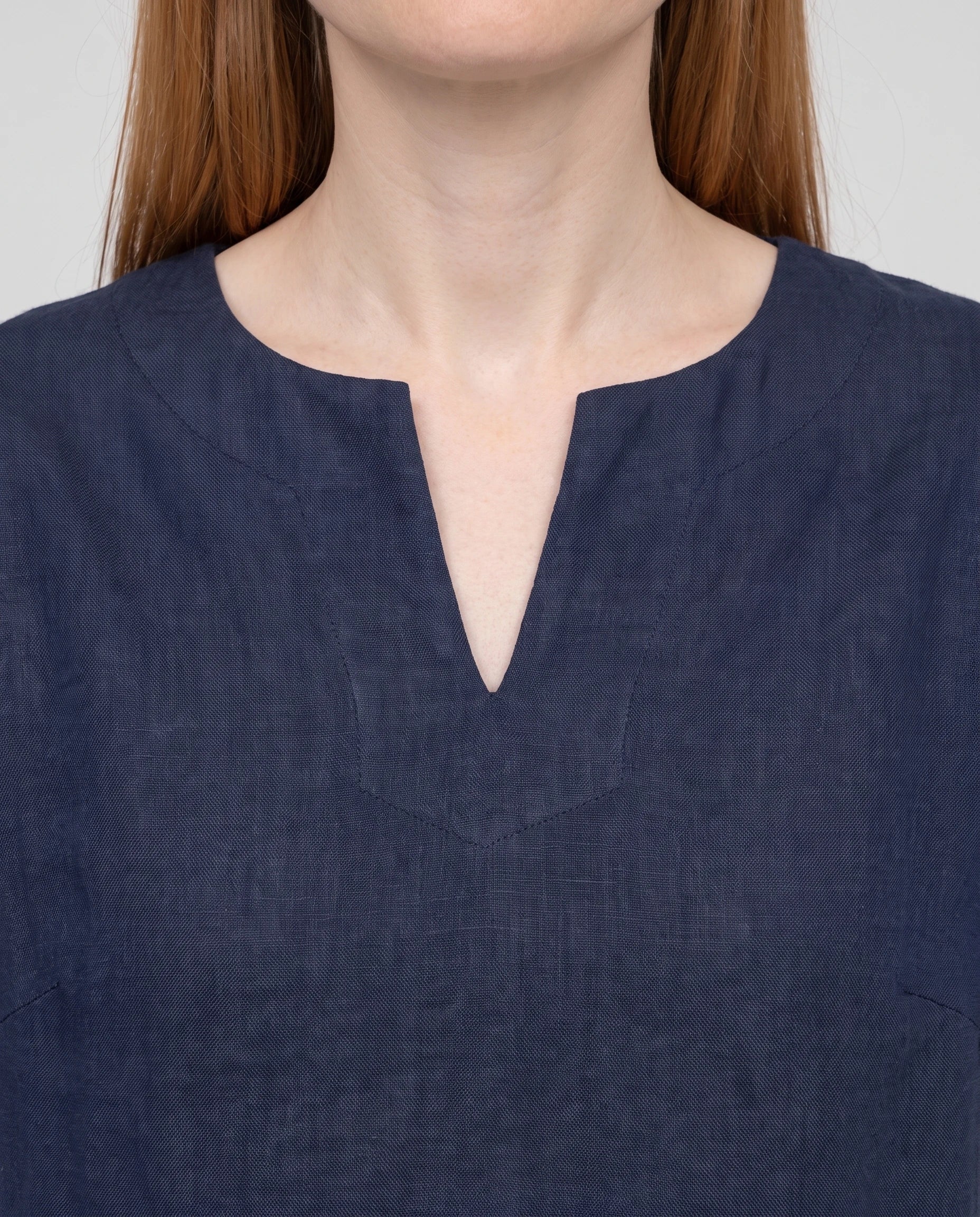 Ensemble tunique col V et pantalon 7/8 en coton-lin Ismérie — Bleu Marine — détail col V fendu