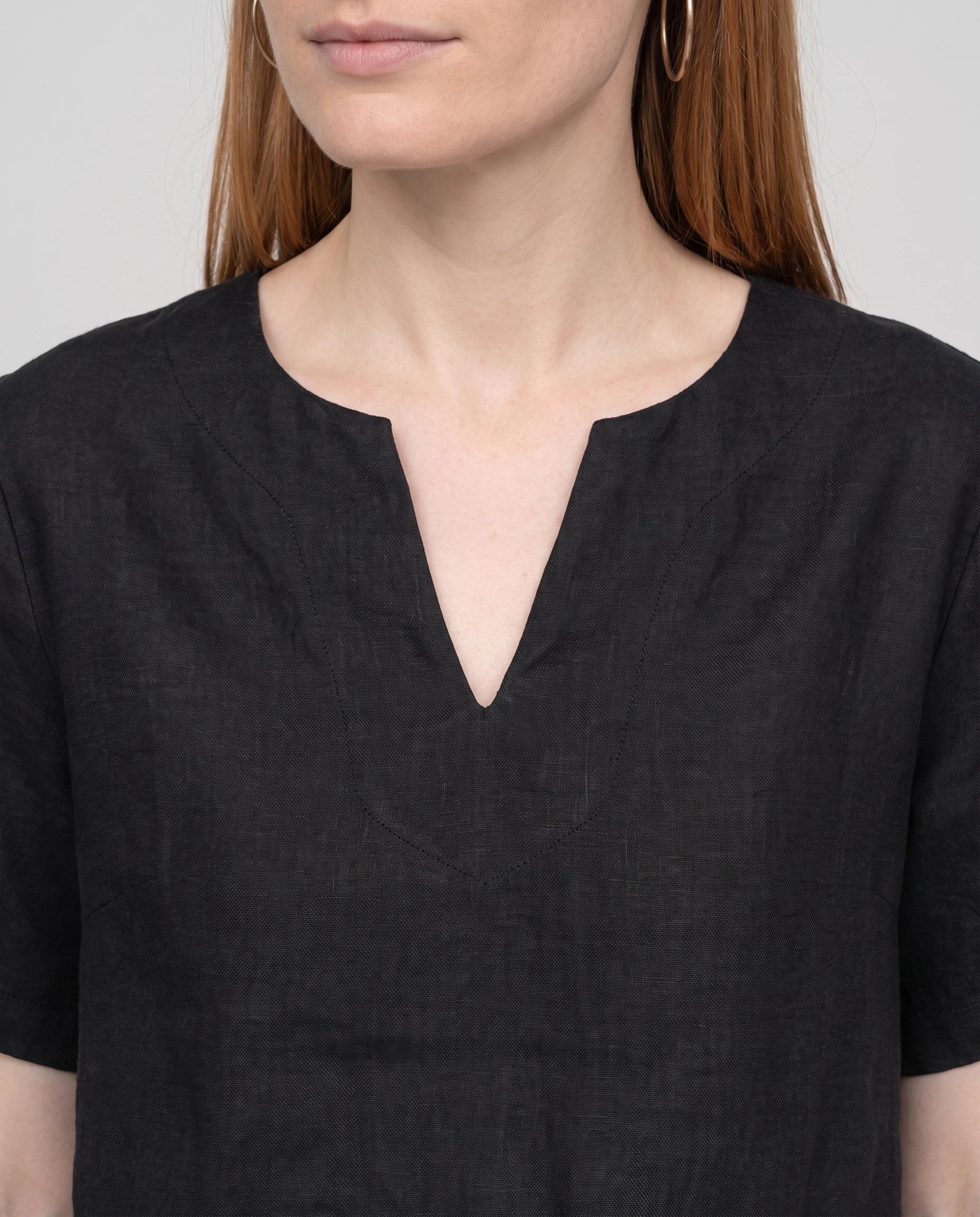 Ensemble tunique col V et pantalon 7/8 en coton-lin Ismérie — Noir — détail col V fendu