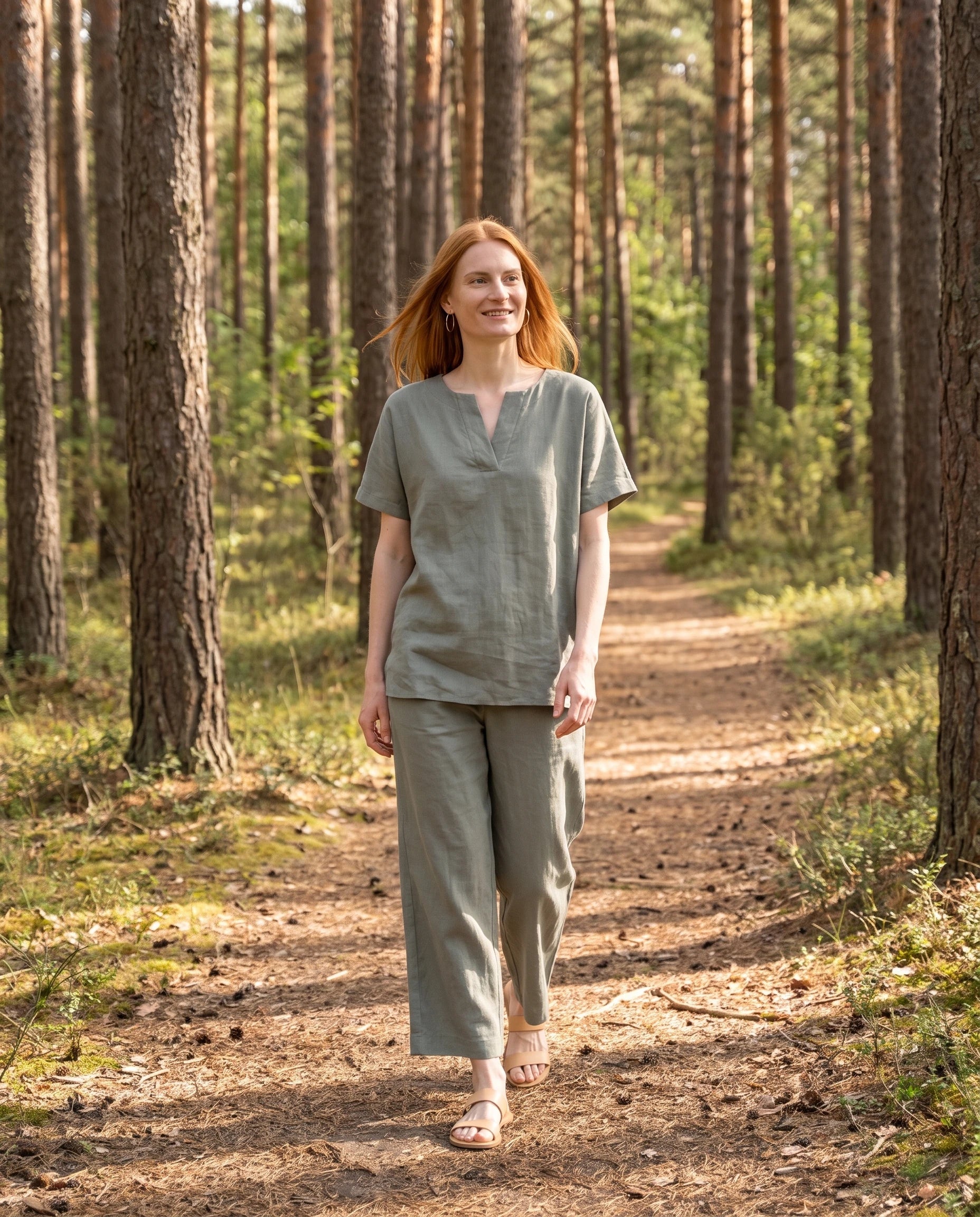 Ensemble tunique col V et pantalon 7/8 en coton-lin Ismérie — Vert Sauge — portée, lifestyle 2