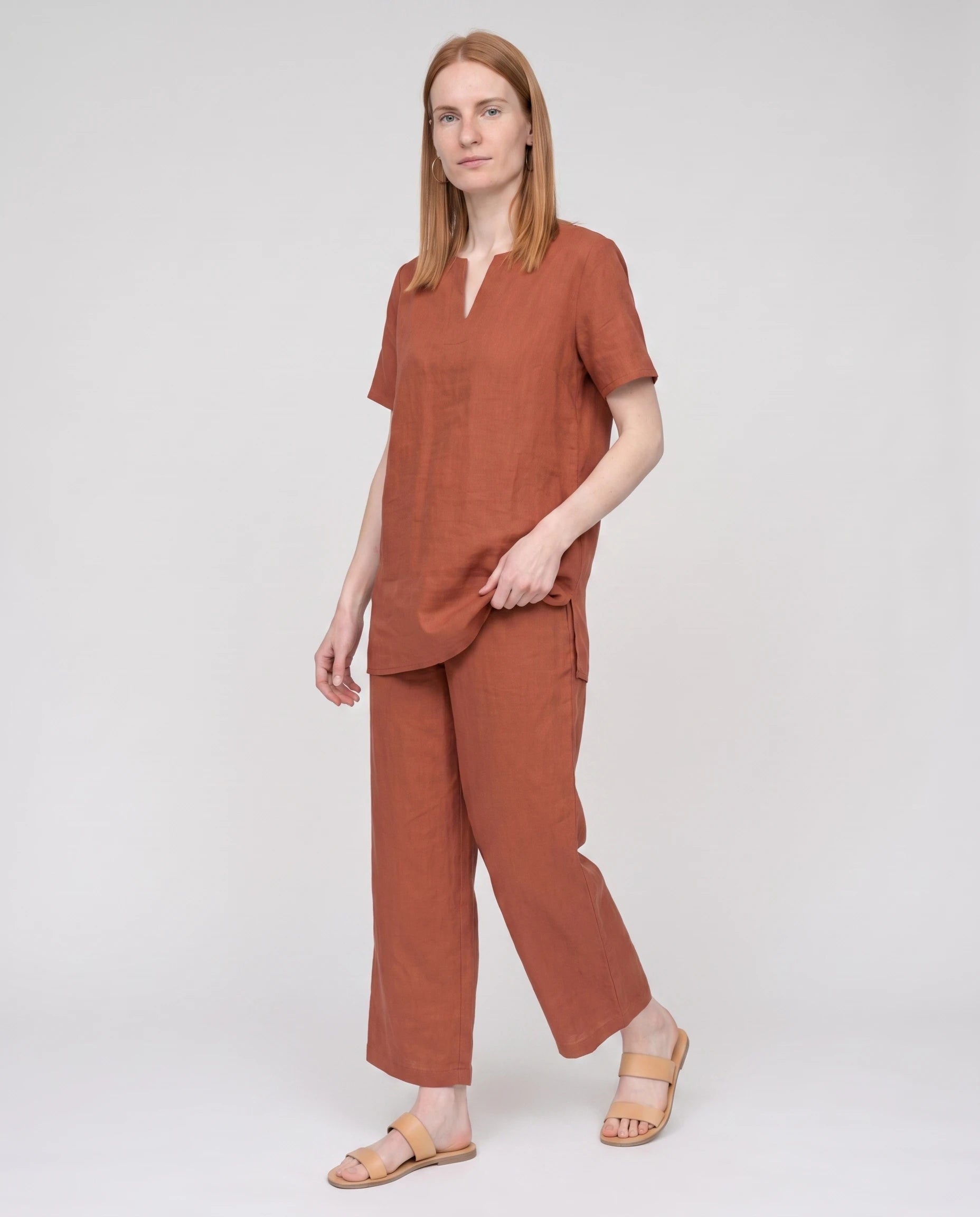 Ensemble tunique col V et pantalon 7/8 en coton-lin Ismérie — Terracotta — vue studio pose