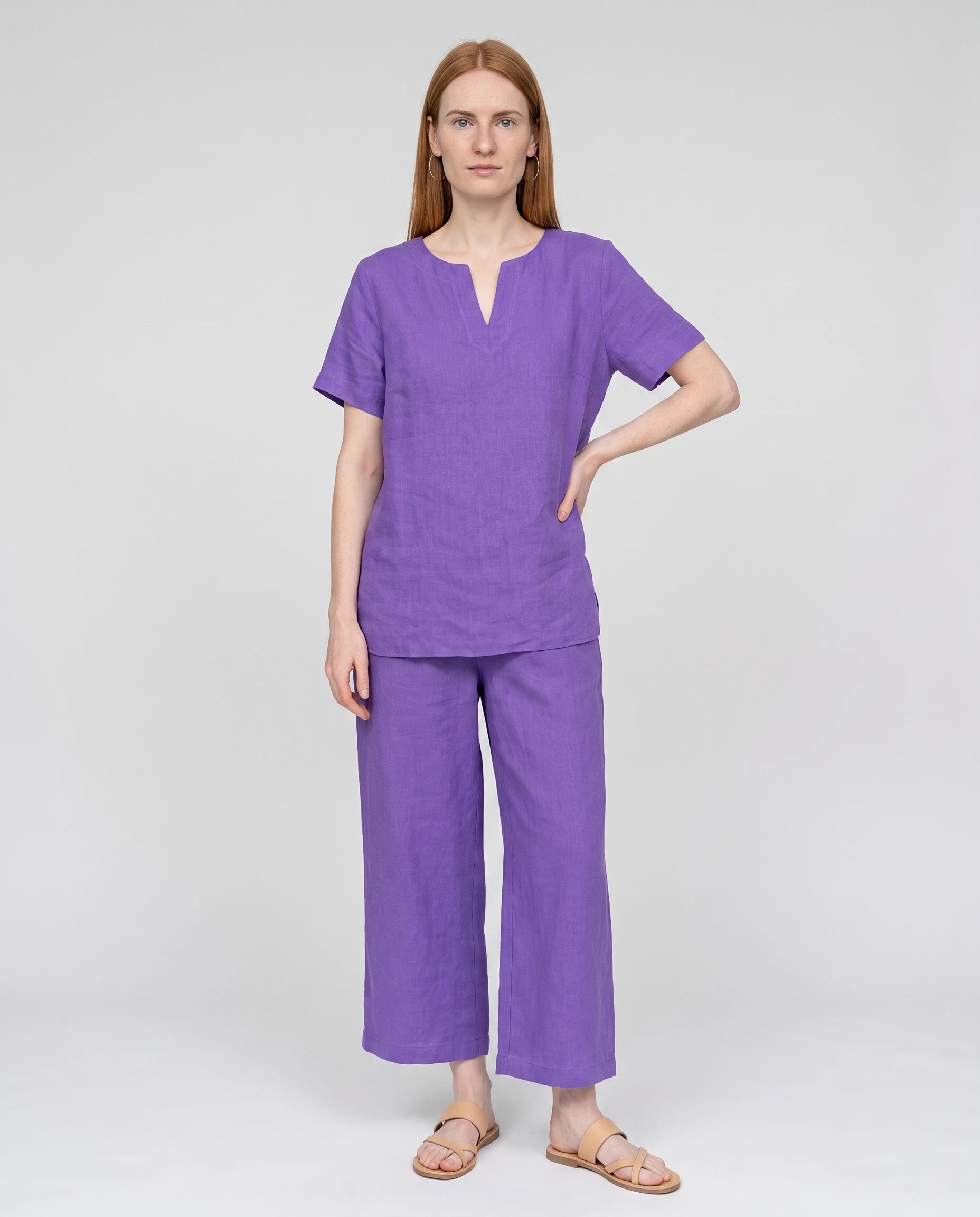Ensemble tunique col V et pantalon 7/8 en coton-lin Ismérie — Violet — vue face studio