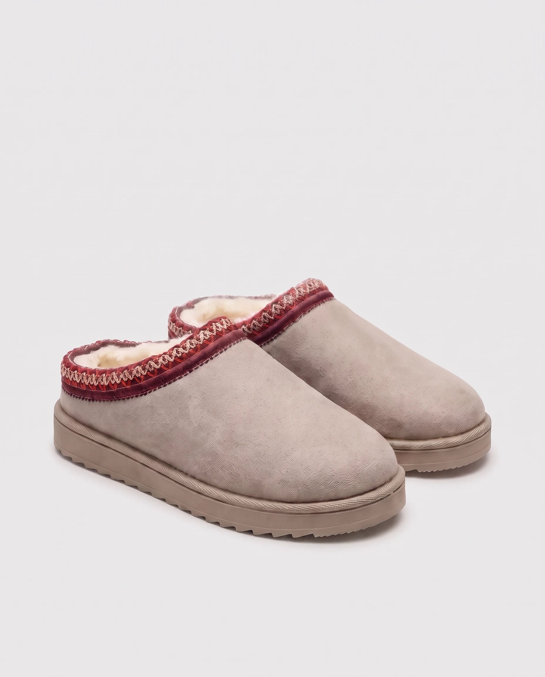 Mules cocooning fourrées à col brodé Bleuenn — Beige, paire en packshot studio