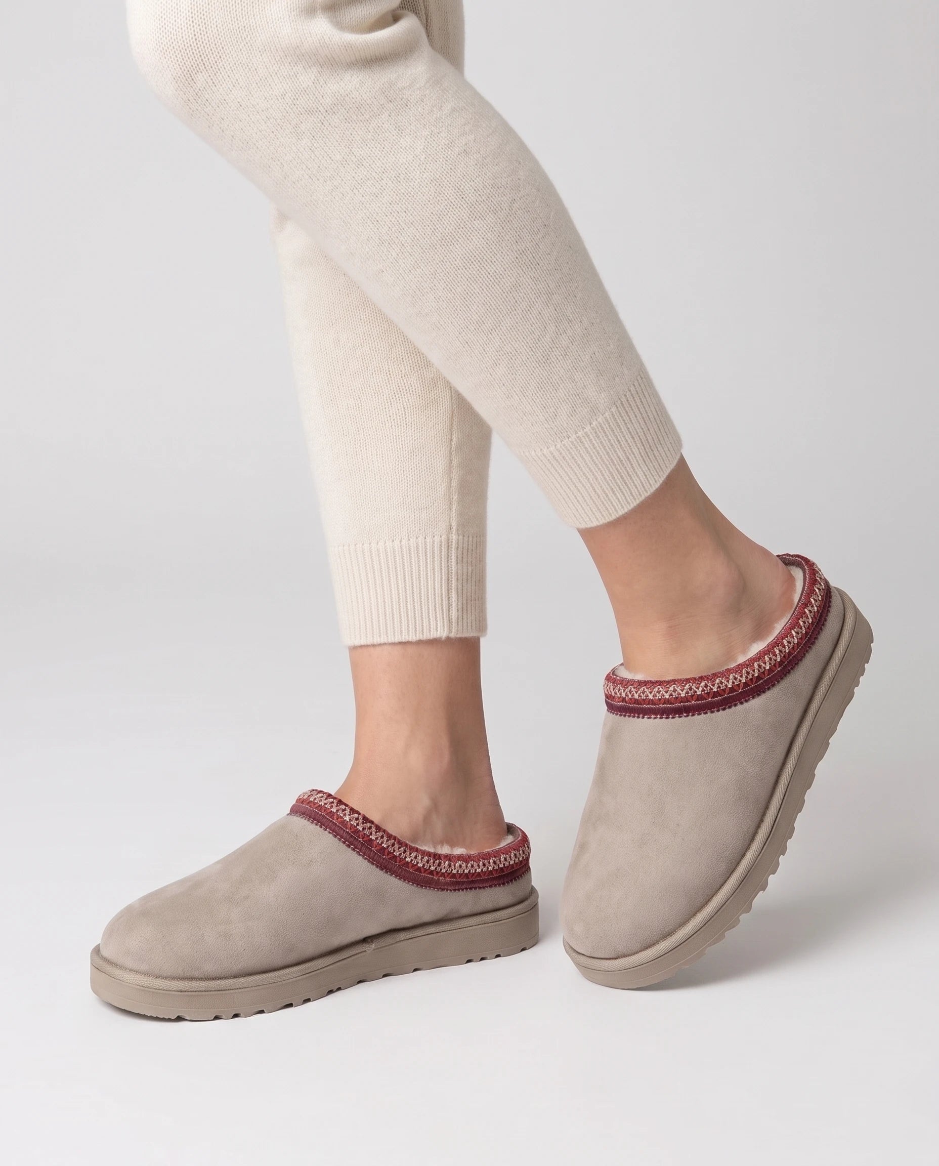 Mules cocooning fourrées à col brodé Bleuenn — Beige, portées en plan rapproché