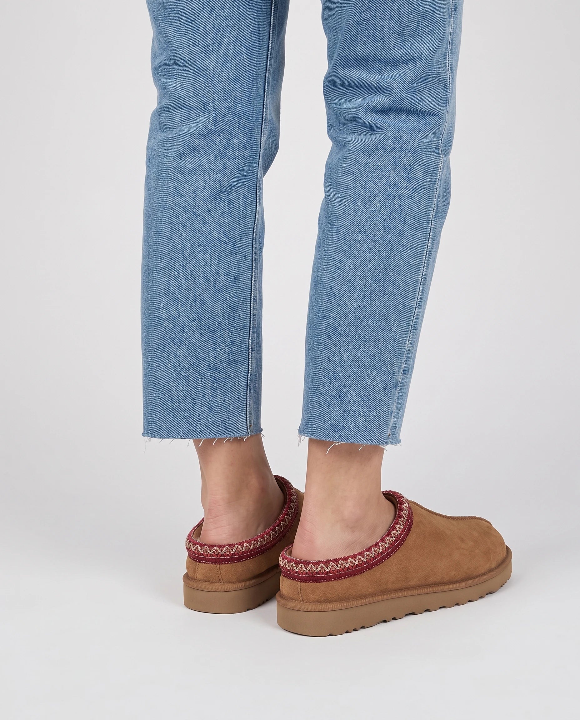 Mules cocooning fourrées à col brodé Bleuenn — Camel, portées en plan rapproché