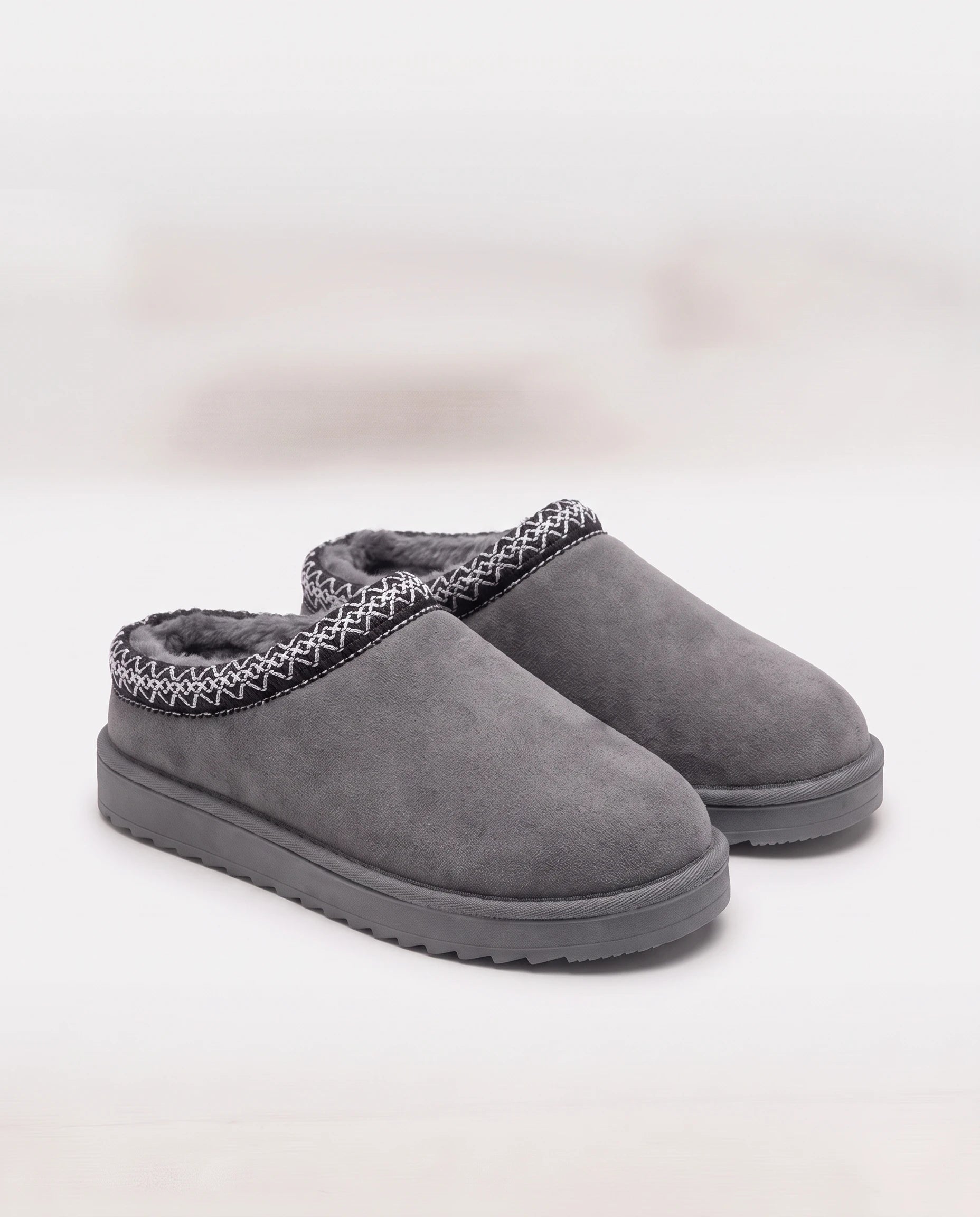 Mules cocooning fourrées à col brodé Bleuenn — Gris, paire en packshot studio