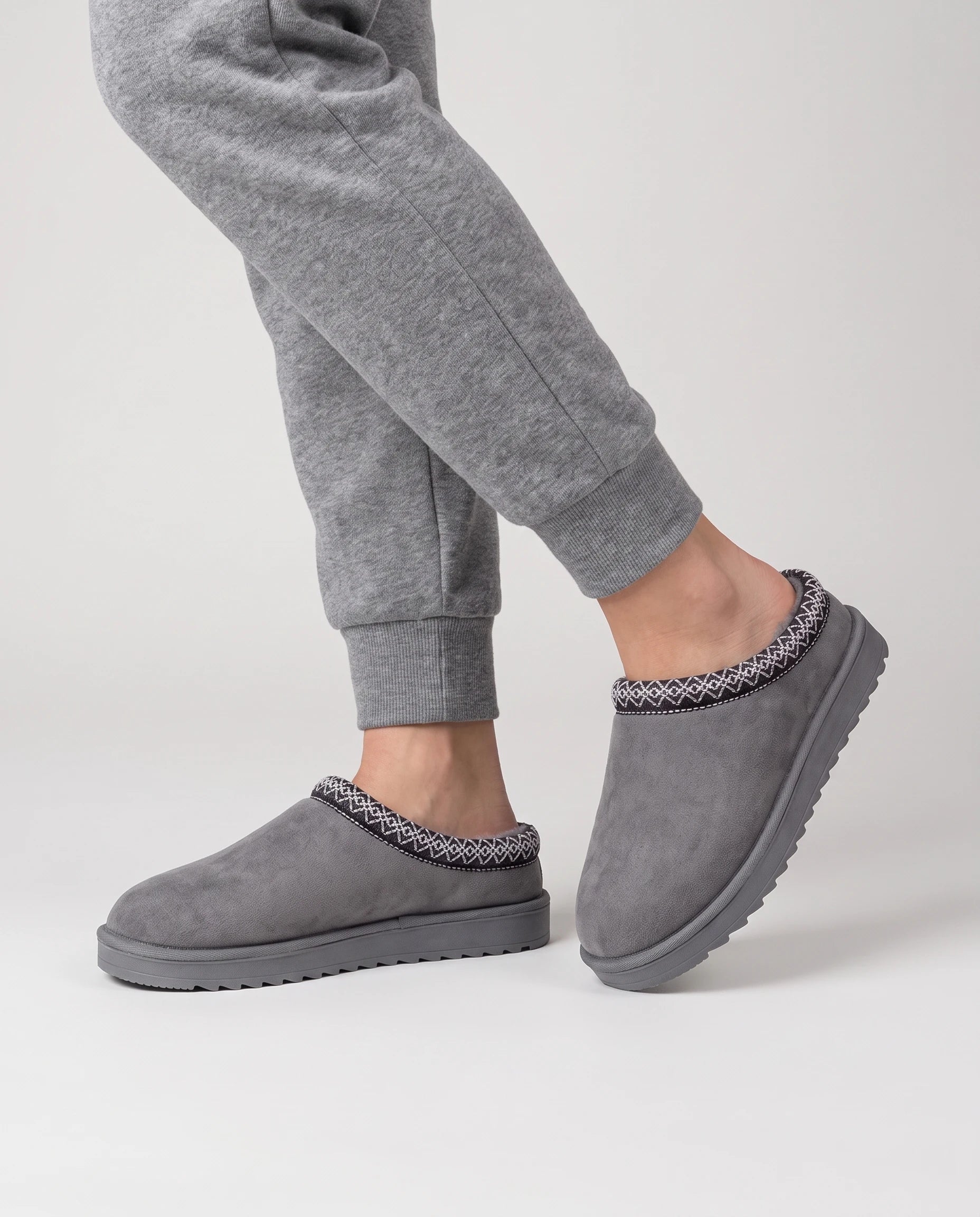 Mules cocooning fourrées à col brodé Bleuenn — Gris, portées en plan rapproché