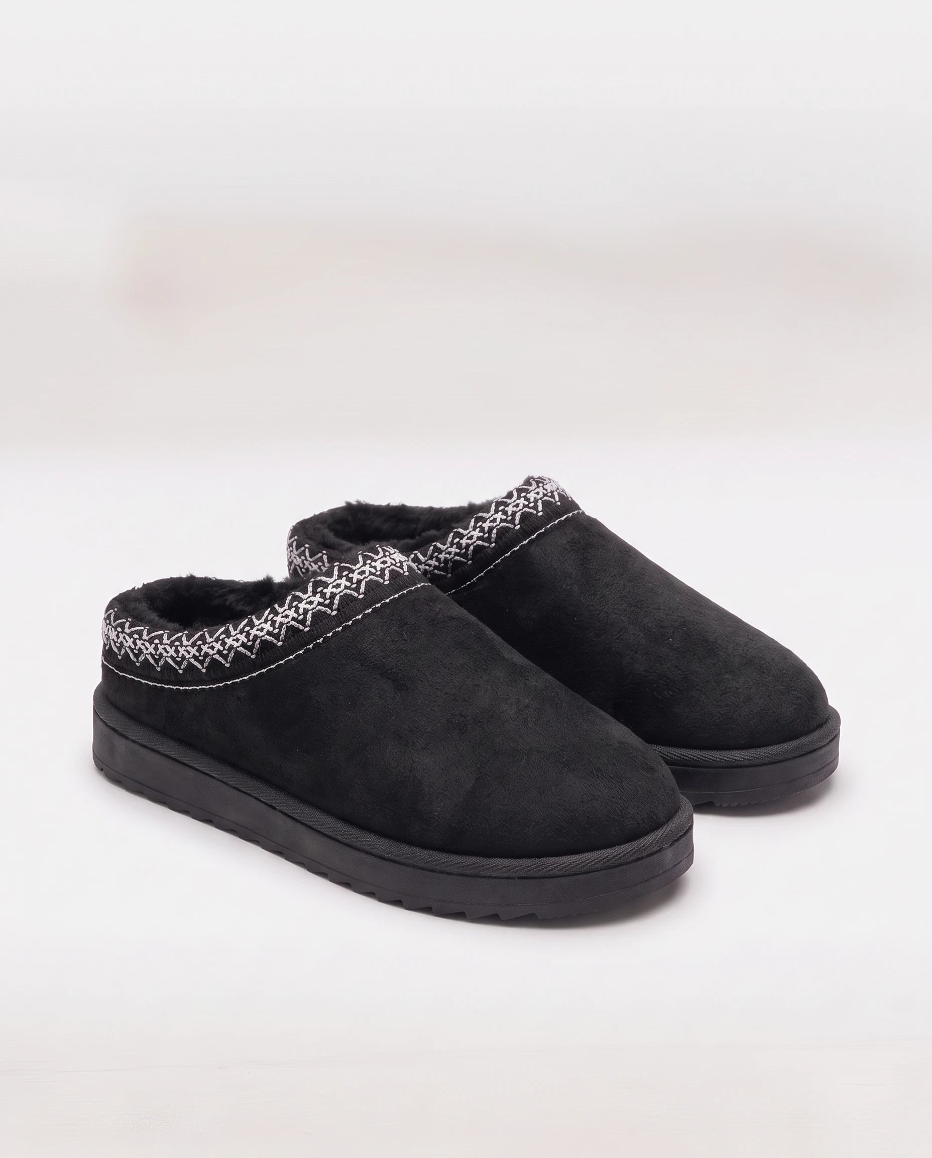 Mules cocooning fourrées à col brodé Bleuenn — Noir, paire en packshot studio