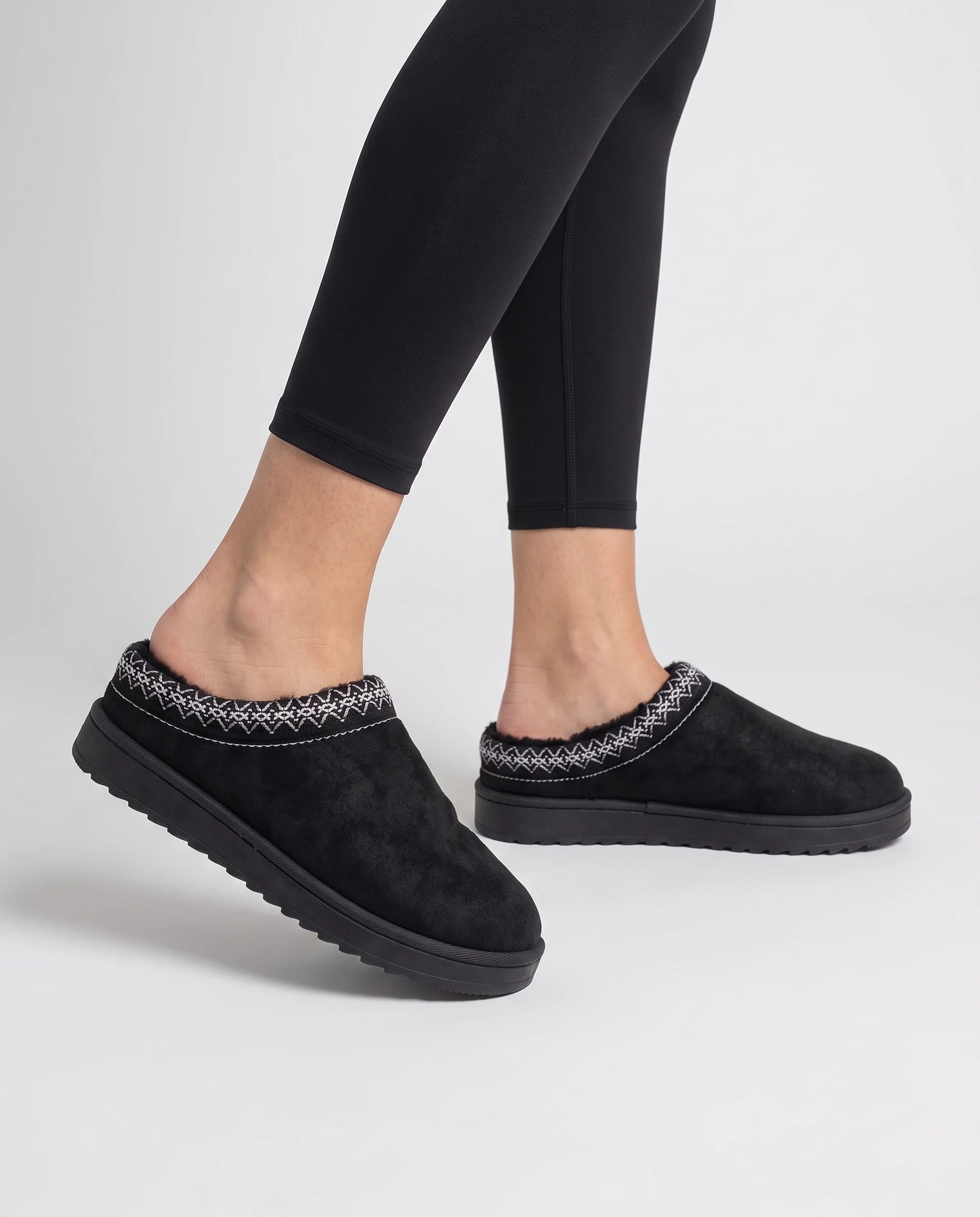 Mules cocooning fourrées à col brodé Bleuenn — Noir, portées en plan rapproché