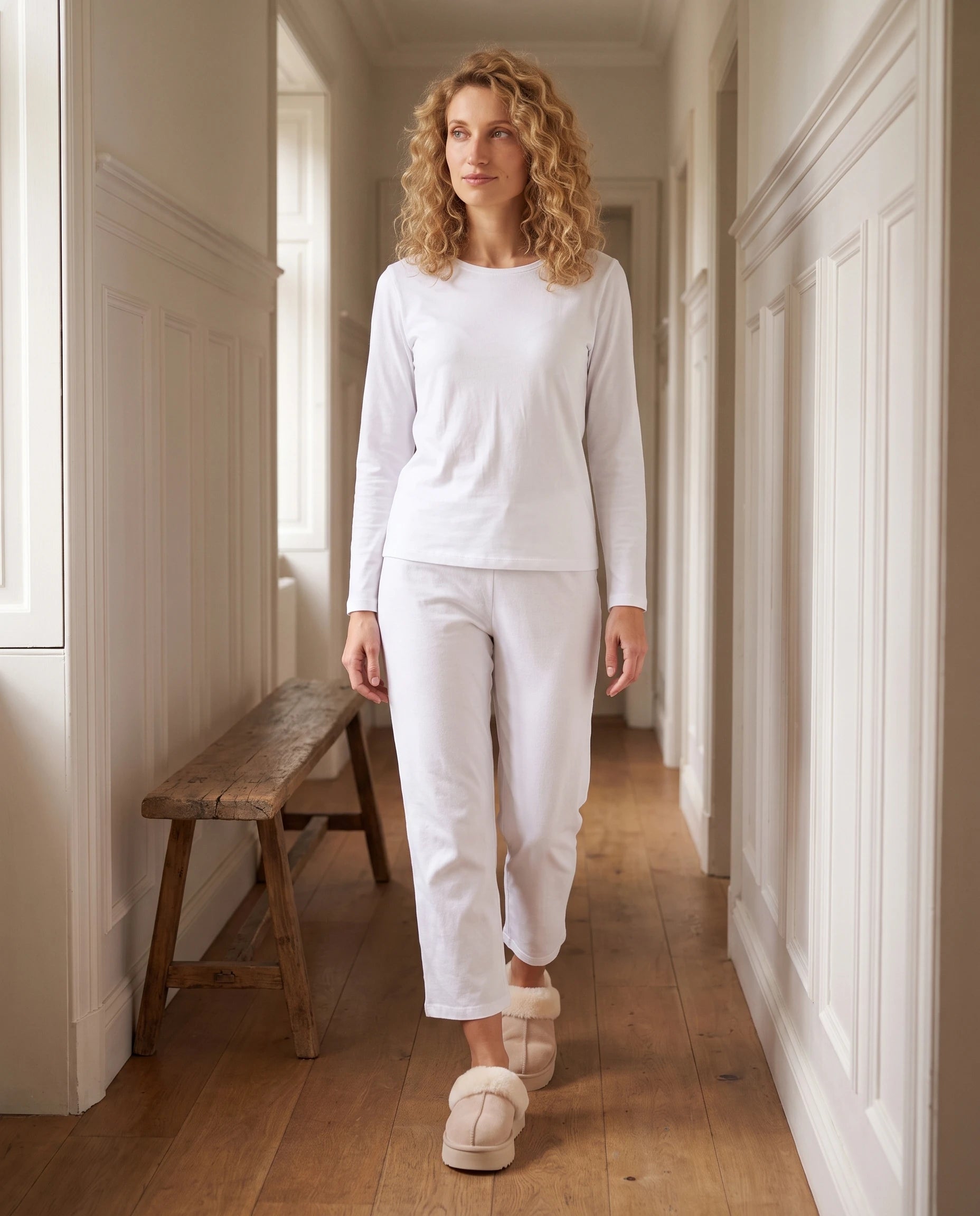 Mules cocooning à plateforme et col fourrure Zita — Beige, portées en intérieur