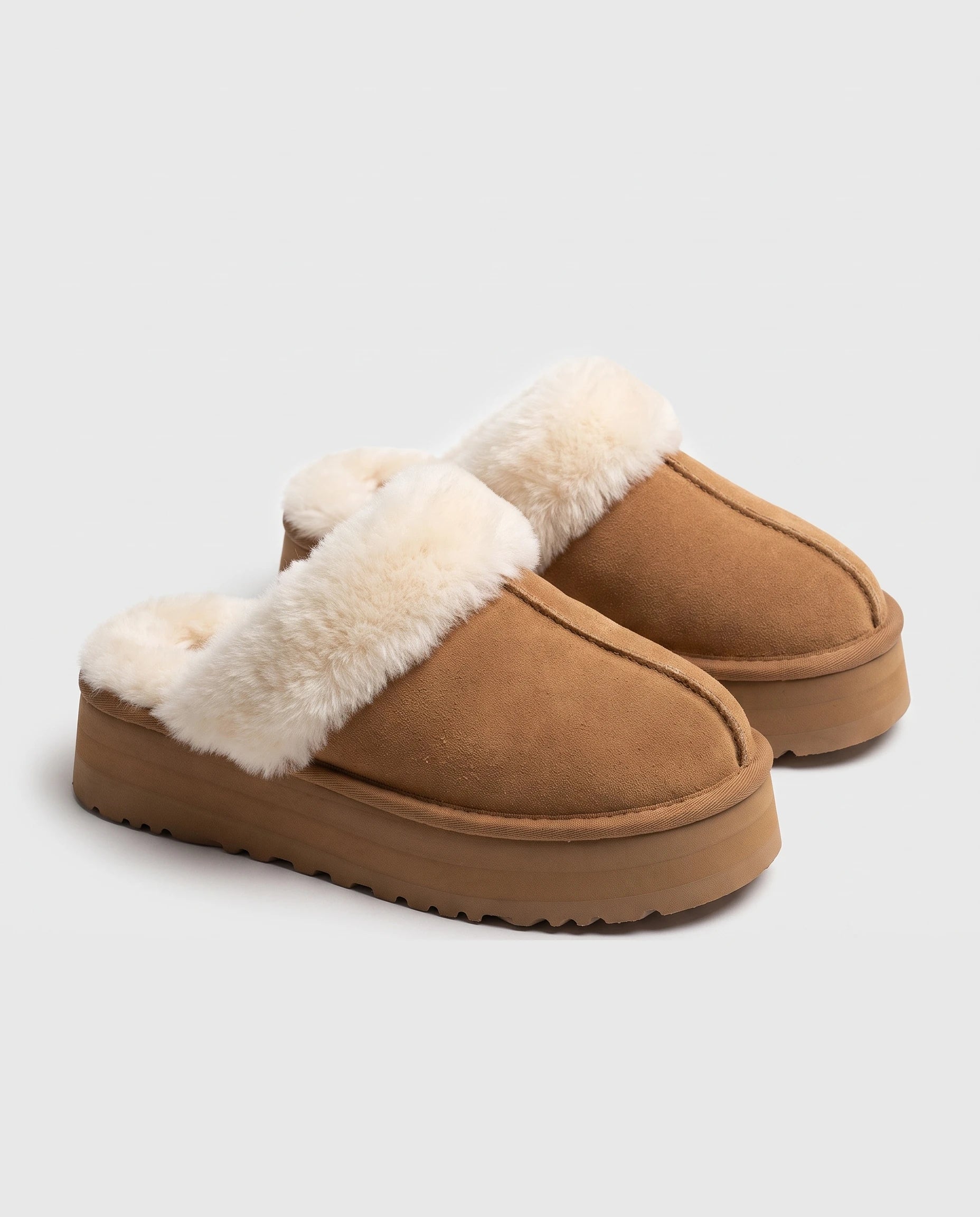 Mules cocooning à plateforme et col fourrure Zita — Camel, paire en packshot studio