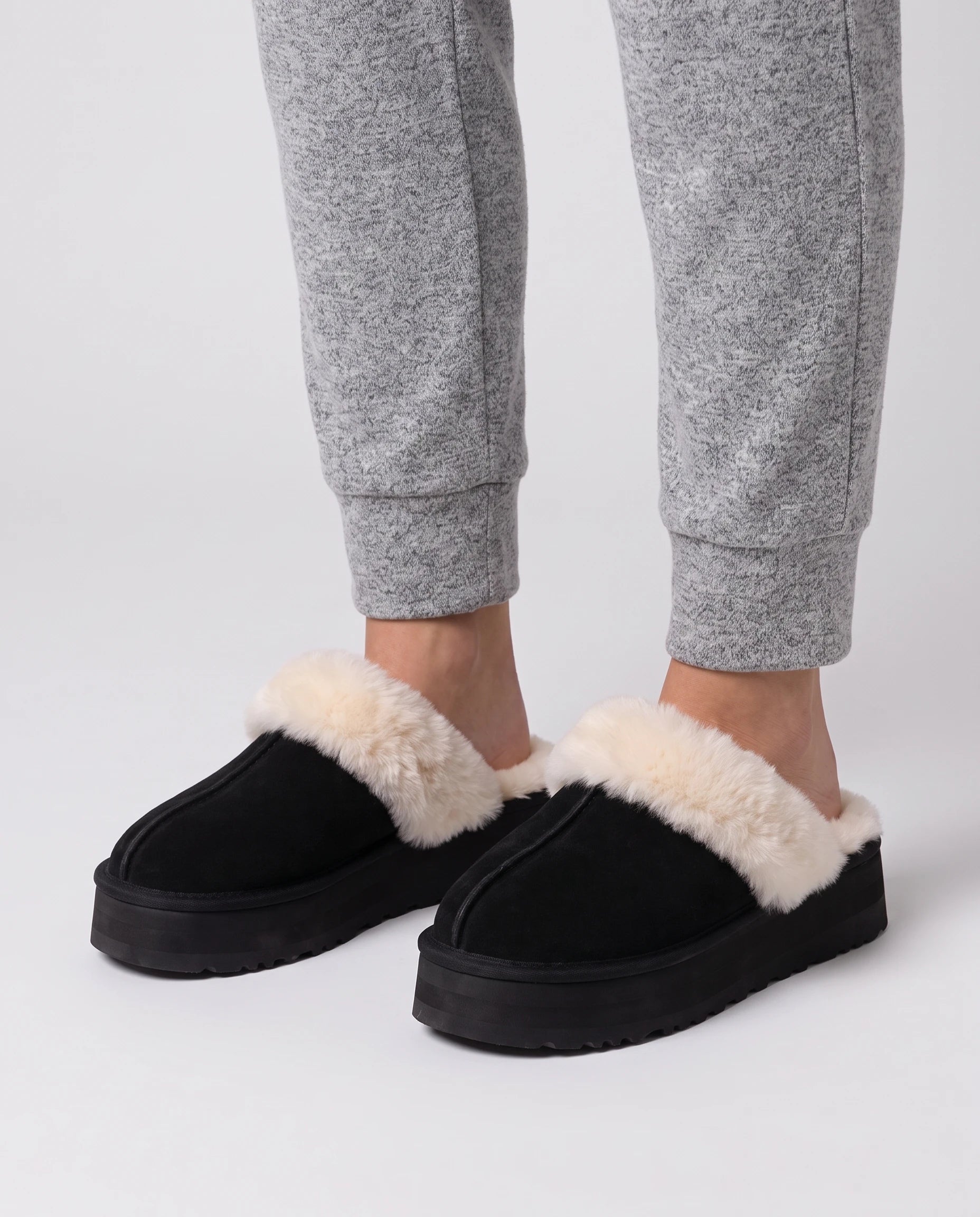 Mules cocooning à plateforme et col fourrure Zita — Noir, portées en plan rapproché