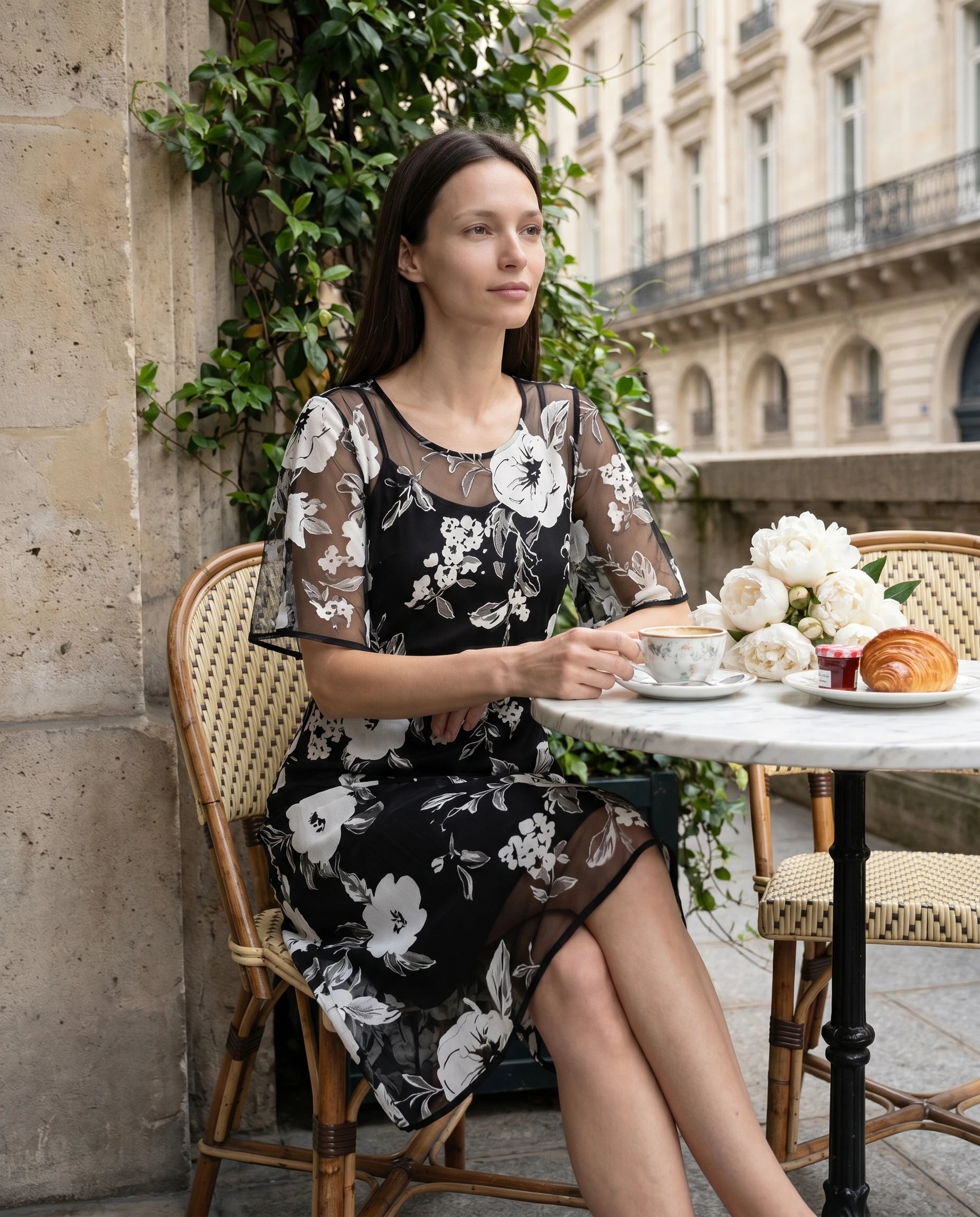 Robe Sidonie noire portee a une terrasse parisienne