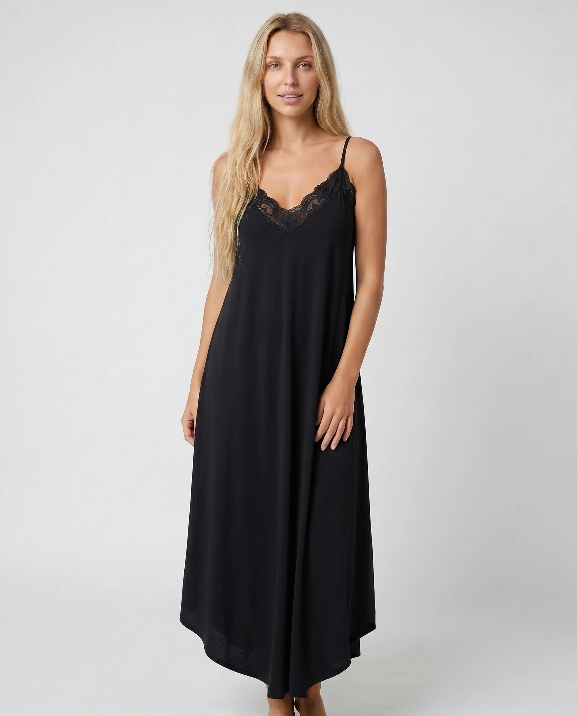 Robe longue dentelle noire studio face