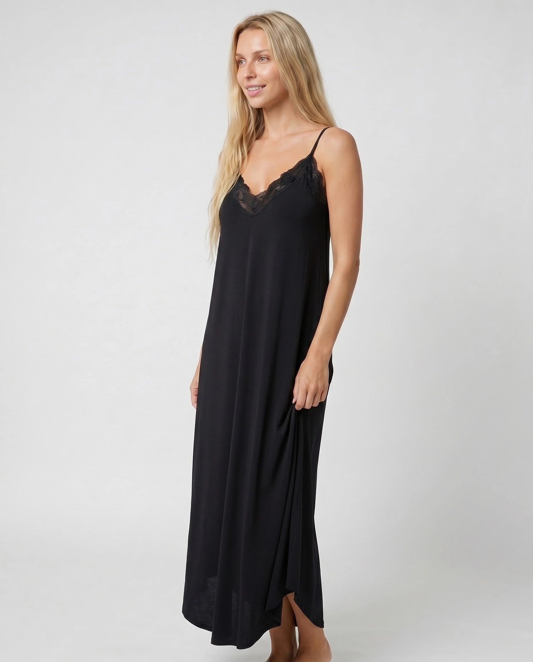 Robe longue dentelle noire studio trois-quart