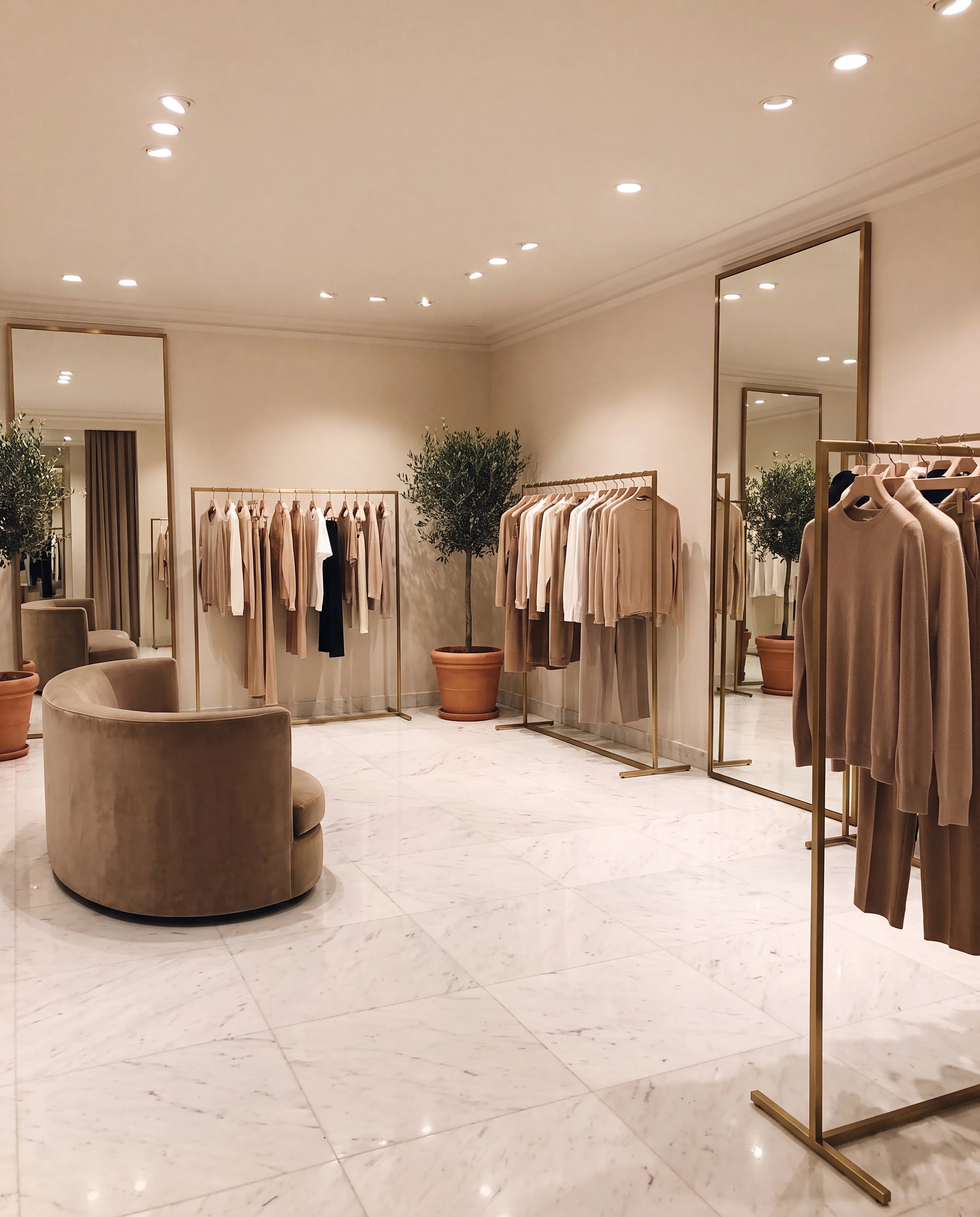 Les origines de Zolena — intérieur d'une boutique de mode haut de gamme