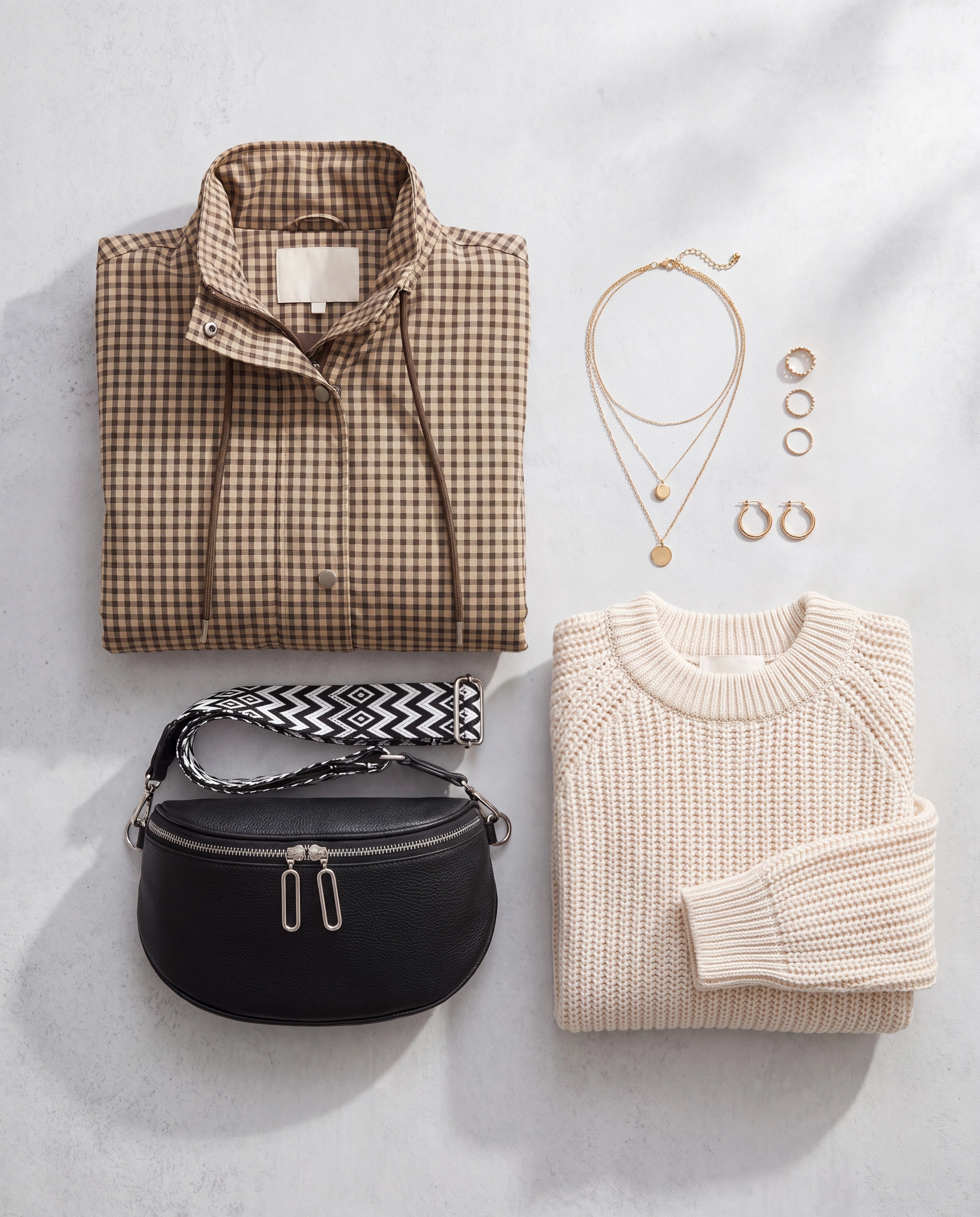 La curation Zolena — vêtements femme chics et sac banane noir présentés à plat
