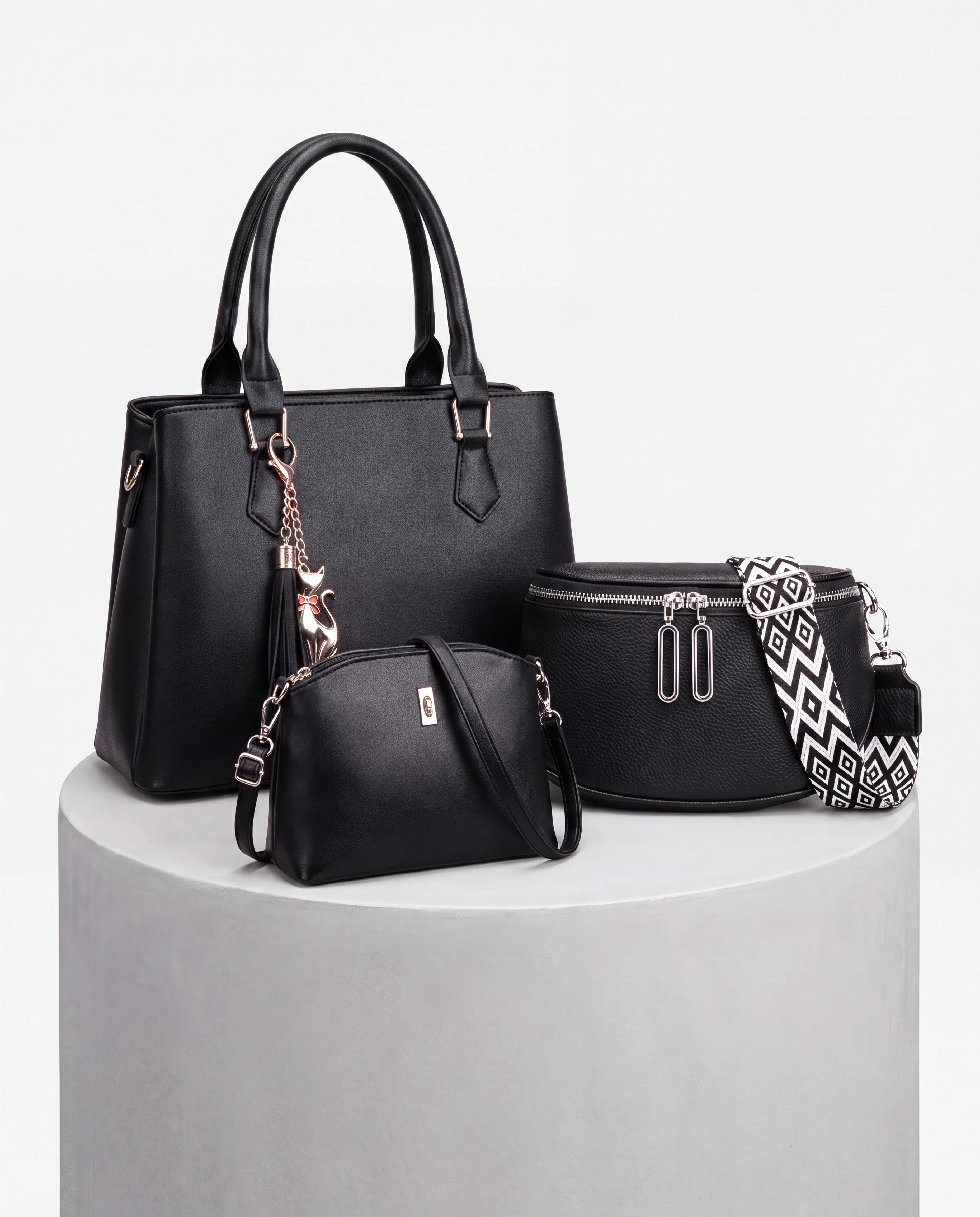 Les débuts de Zolena — sélection de sacs à main et sac banane femme noirs en studio